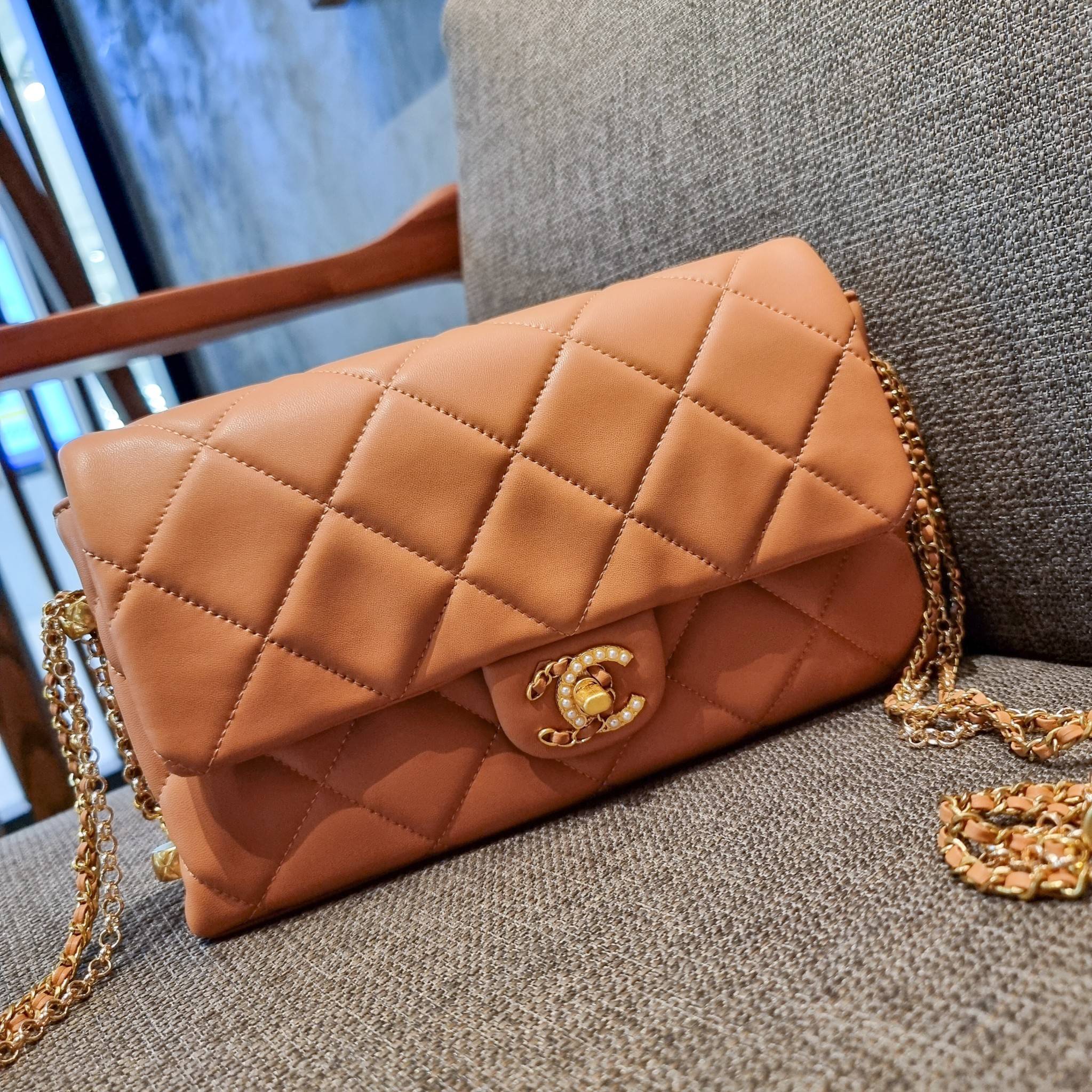 VIP 】สวยหรูพร้อมเสิร์ฟ!! กับไอเท็มสุดเลิฟจาก Chanel กระเป๋าสะพายที่สุดของความคุ้มค่า วัสดุหนังแกะนิ่มเต็มใบ เปิด-ปิดกระเป๋าด้วยตัวบิดล็อค ภายในกระเป๋าบุผ้าสวยหรู มีช่องโล่งกว้างจุของได้สบาย ใส่โทรศัพท์ กระเป๋าสตางค์ได้ มีช่องซิป 1 ช่อง ช่องย่อย 1 ช่อง ดีเ