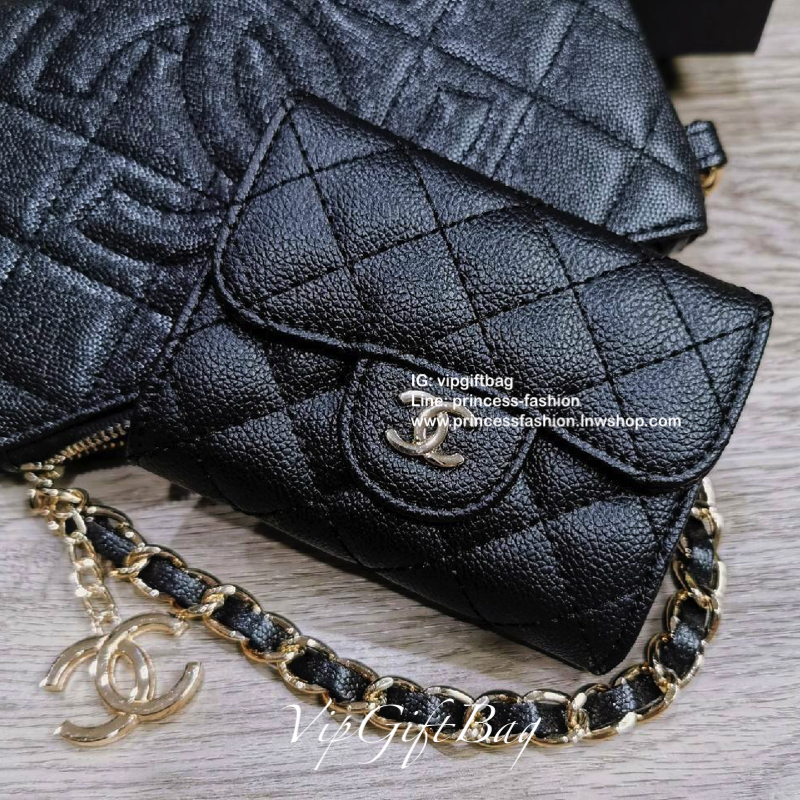 CHANEL SHORT WALLET VIP Gift With Purchase พรีเมี่ยมกิ้ฟ Chanel ไอเท็มนี้แนะนำค่ะ ลูกค้าสั่งพรีออเดอร์กันเยอะมาก วัสดุหนังด้านขึ้นลายตารางคลาสสิค ไม่มีเอ้าท์ เปิดปิดด้วยฝาปิด ด้านหน้าประดับโลโก้แบรนด์อะไหล่เงินสวยหรูดูดี ด้านหลังมีช่องใส่ของ ภายในมีช่องแบ