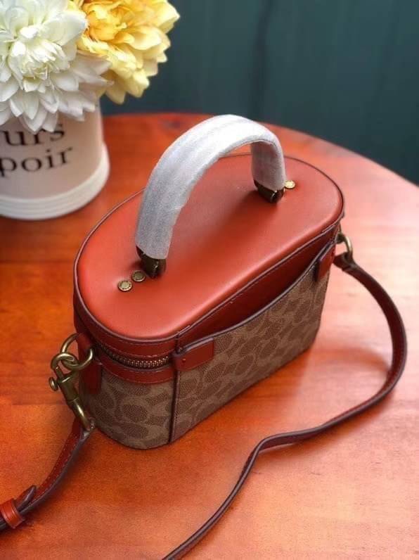 Coach Selena Trail Signature Bag กระเป๋าทรงกล่องใหม่ล่าสุด ภายในกว้าง ใส่ของได้จำนวนมาก มาพร้อมสายสะพายcrossbody ที่สามารถปรับระดับได้ ใครยังไม่มีห้ามพลาดแล้วนะคะ สามารถสะพายไปทำงาน หรือไปเที่ยวชิวๆเก๋ๆ