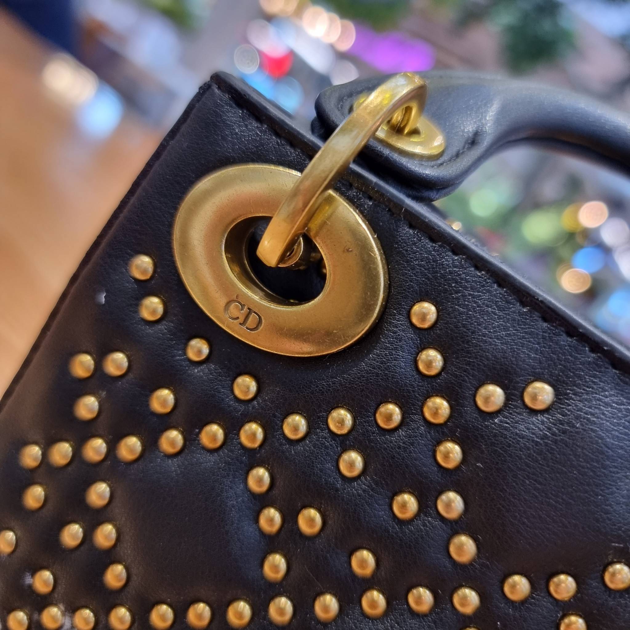 DIOR CD MINI LADY STUDDED BAG กระเป๋าสะพายข้างพรีเมี่ยมกิ๊ฟสุดฮอต ดีไซน์ตกแต่งหมุดเต็มใบ ไม่มีคือพลาด หรูจริงอะไรจัง ทรงกล่องคลาสสิค วัสดุหนังแท้ โดดเด่นด้วยพวงกุญแจโลโก้สีทองลิมิเต็ด มีหูจับในตัวและสายครอสบอดี้สุดเลิศ แต่งเติมดีเทลอัพราคาไปอีก ภายในเป็นช