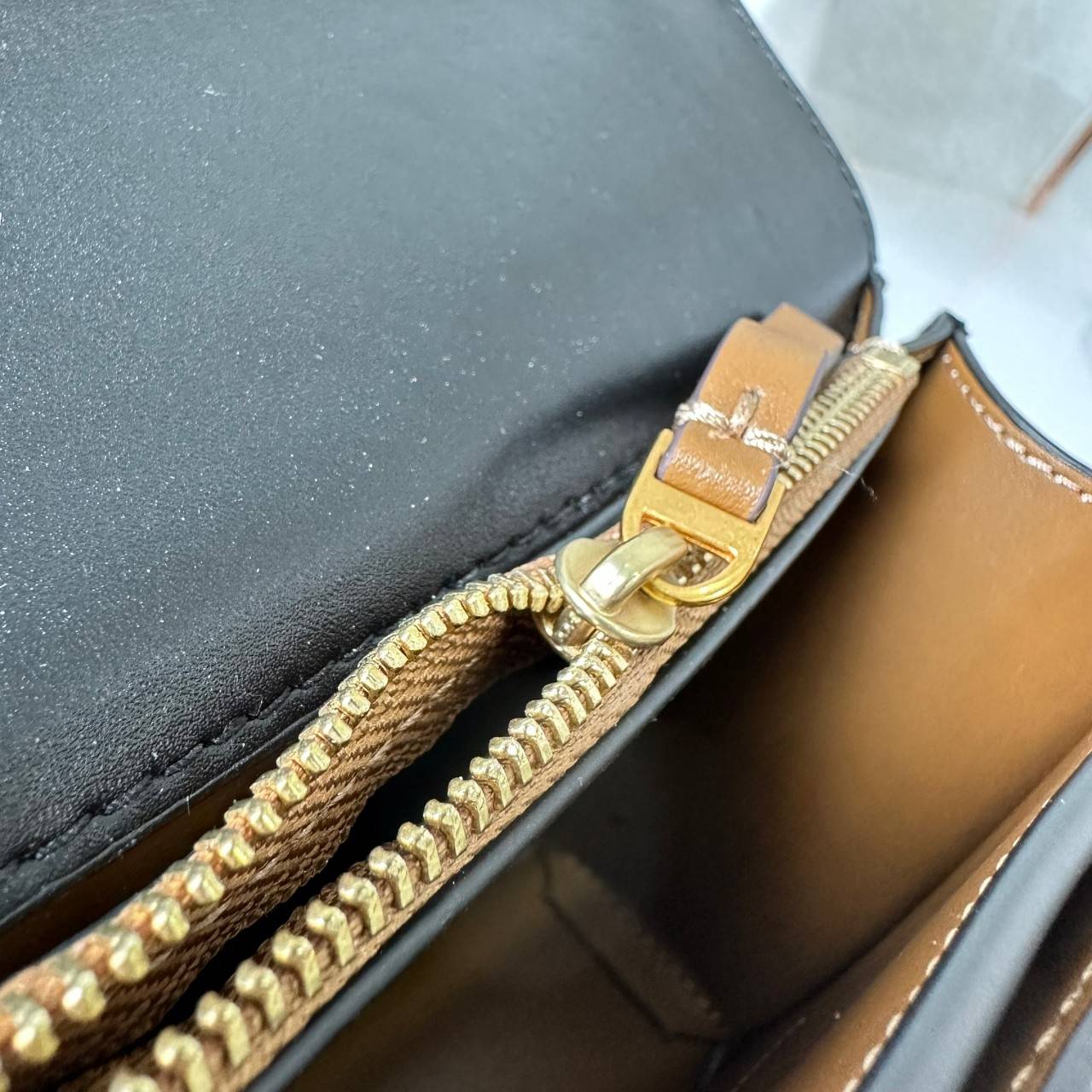 6 สี Tory Burch Croc Eleanor Small Bag / TORY BURCH ELEANOR CROC EMBOSSED LEATHER กระเป๋าสะพายหนังพิมพ์ลายจระเข้ ดีไซน์หรูหรา โด่นเด่นด้วยโลโก้แบรนด์อะไหล่ด้านหน้า และสายสะพายโลหะสีทอง