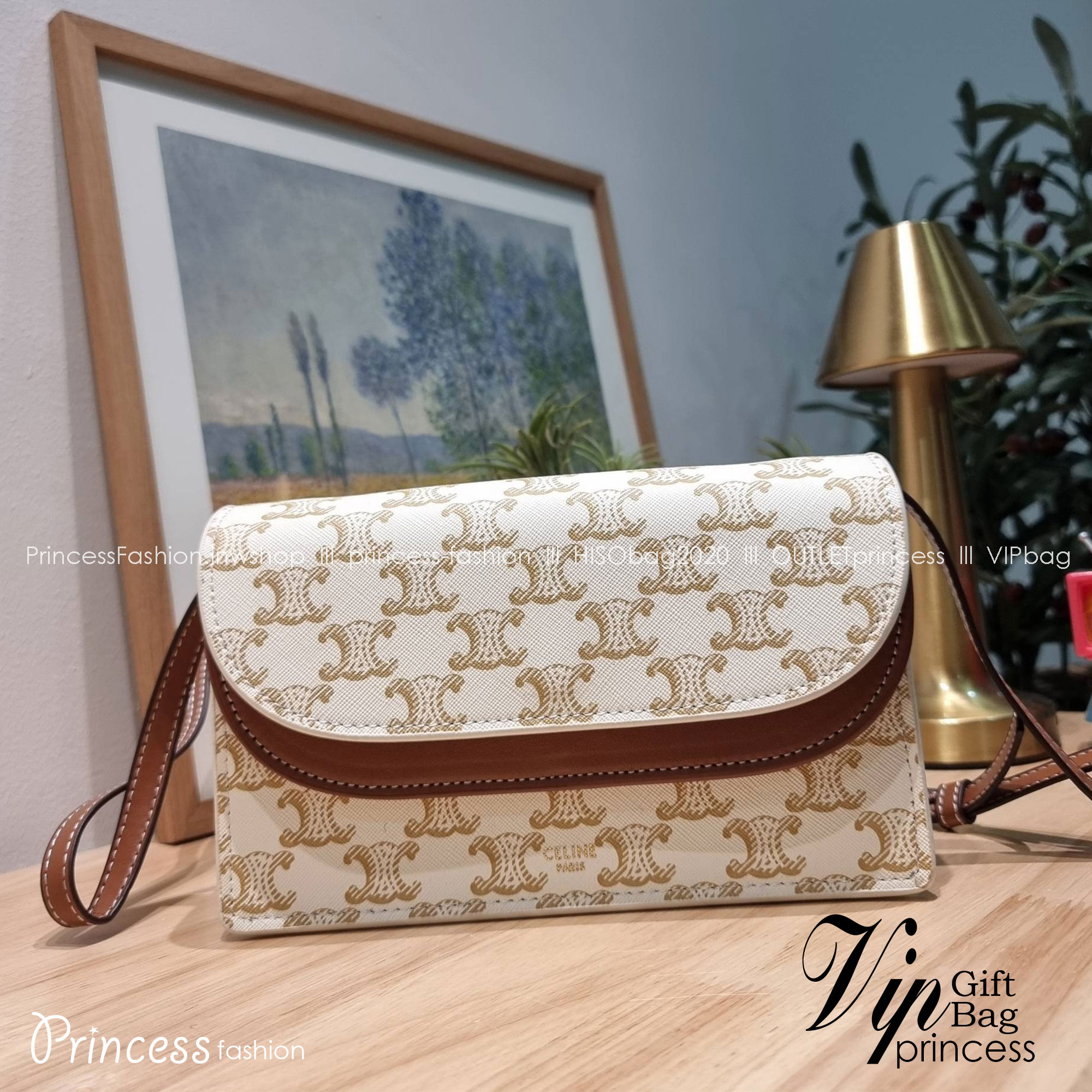 CELINE WALLET ON STRAP IN TRIOMPHE CANVAS AND LEATHER อีกหนึ่งรุ่นยอดนิยม กระเป๋าสะพายกึ่งคลัทช์ ในรูปแบบกระเป๋าสตางค์ ให้พกพาได้ง่าย ใส่ของสำคัญ มือถือ หรือบัตรต่างๆได้