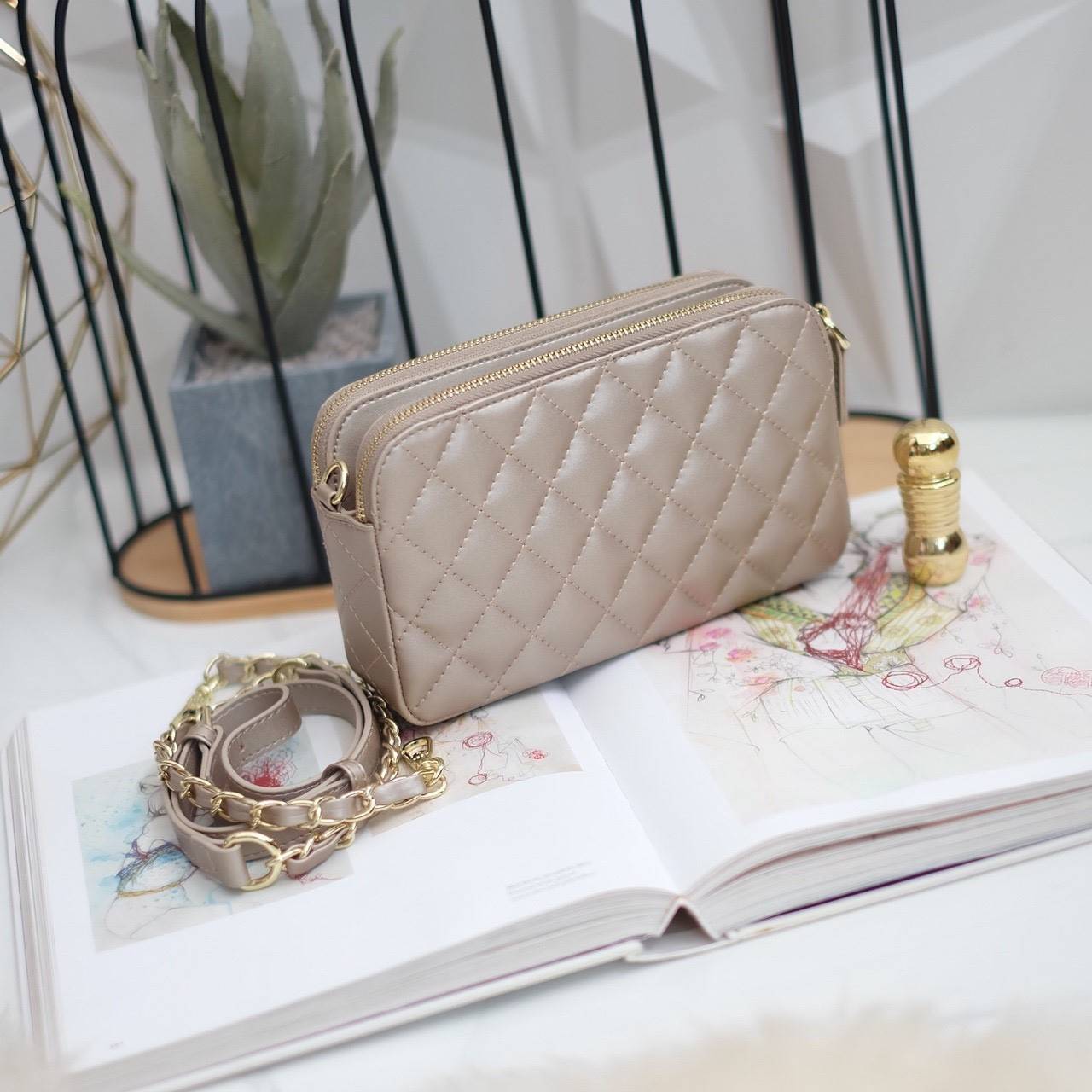 💥รุ่นขายดี มาเพิ่มแล้วค่า KEEP Carla รุ่นขายดีที่สุด ทรง น่ารักสุดๆ 💙 พร้อมสีCollection ใหม่ ‘’Blink Blink glitter ‘’ มีให้เลือกถึง 3 สี : Blink Blink glitter in Pink // Blink Blink glitter in Grey // Blink Blink glitter in Brown 👍