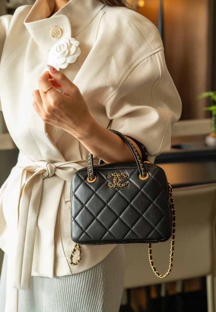 Chanel 25C Mini Bowling Bag กระเป๋าสะพายดีไซน์สุดเรียบหรูทรงโบลิ่ง อะไหล่สีทองสวยหรู ขนาดกำลังสวย รูปทรงคลาสสิคใช้งานได้สะดวก ภายในเป็นช่องโล่ง ใส่ของจุกจิก หรือสิ่งจำเป็นได้