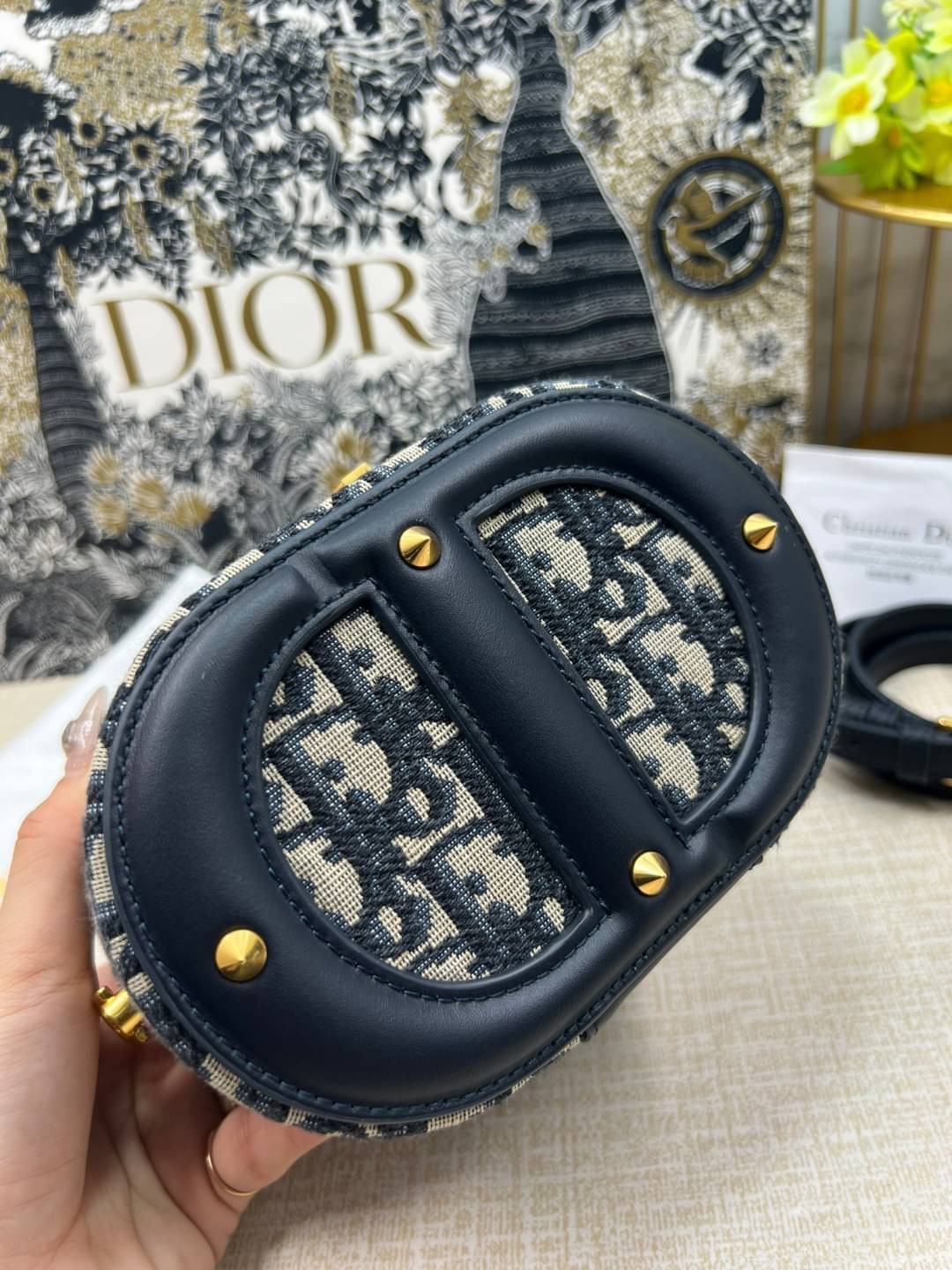 Small Dior Travel Vanity Case / Dior vanity 16cm กระเป๋าทรงกล่องใบเล็กกะทัดรัด ดีไซน์สวยโดดเด่น มีหูจับในตัว ภายในเป็นช่องโล่งสำหรับจัดเก็บสิ่งของเล็กน้อย เป็นอีกหนึ่งไอเท็มที่ไม่อยากให้พลาดเลยน้า