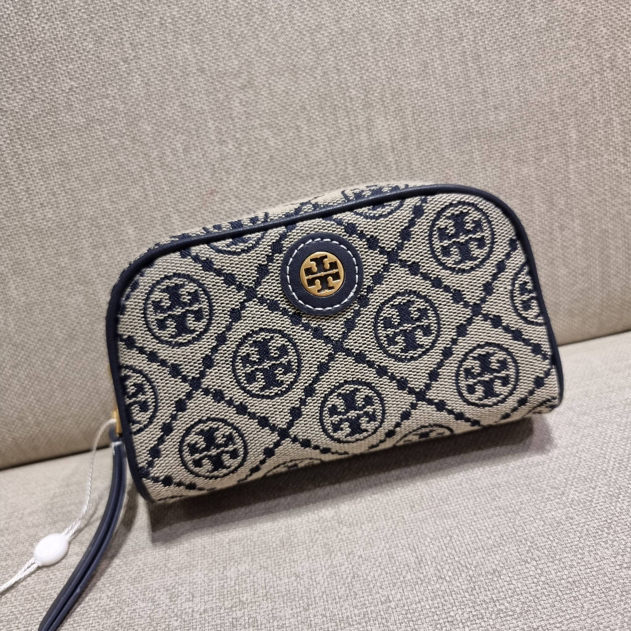 TORY BURCH T MONOGRAM JACQUARD MINI COSMETIC CASE ใหม่ล่าสุด กับกระเป๋าเอนกประสงค์ ที่ไม่ว่าจะไว้ใส่เครื่องสำอางค์ หรือจะไว้พกจำเป็นเช่น เงิน หรือกุญแจต่างๆ น้องใบนี้จัดให้ได้หมด สวยหรู ขนาดเหมาะมือ ถือแล้วขับผิว วัสดุผ้า jacquard รูดเปิด-ปิดด้วยซิป ภายใน