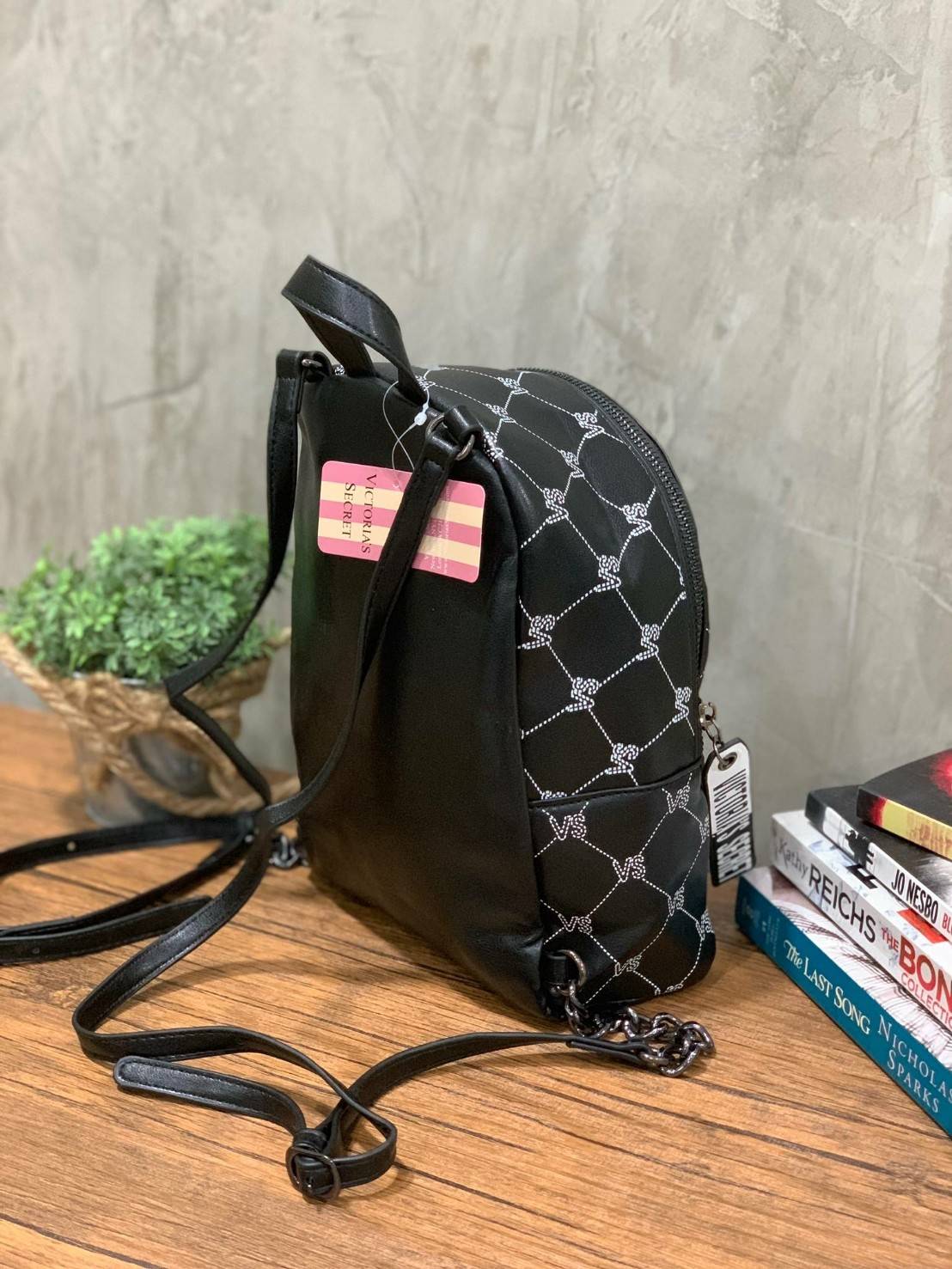 VICTORIA'S SECRET Monogram Mini Citypack กระเป๋าเป้รุ่นใหม่ ดีไซน์สวยเรียบหรู วัสดุหนังเรียบลาย Monogram Cool ขนาดกลางกำลังดี ใส่มินิไอแพค กระเป๋าสตางค์ยาวได้ น้ำหนักเบา เปิดปิดด้วยซิปเดียวหางซิปยาวสกรีนโลโก้แบรนด์ สายสะพายโซ่ต่อหนังแบบเข็มขัดปรับระด