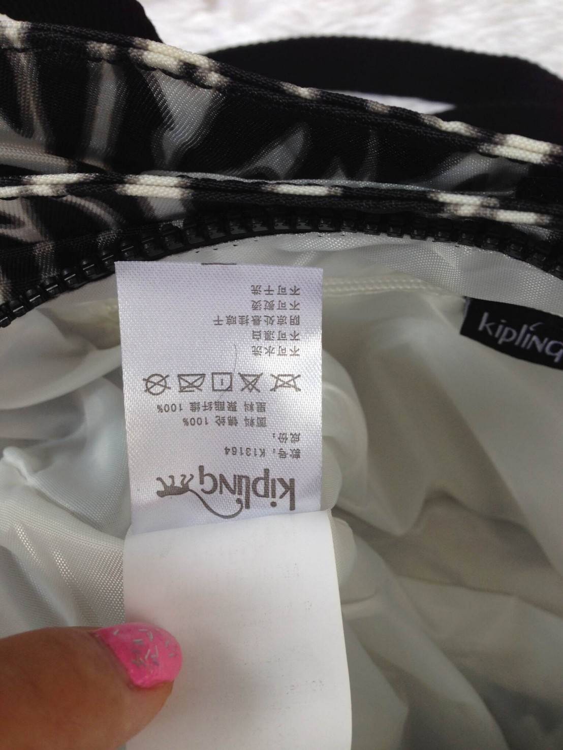 KIpling Felix Large Handbag Bag กระเป๋าถือหรือสะพายสไตล์ลำลองวัสดุ Nylon + Polyester 100% น้ำหนักเบามีหูหิ้วเเละสายสะพายยาวเลื่อนปรับระดับได้ถอดได้ เปิดปิดด้วยซิปสะดวกใช้ โลโก้เเบรนด์ มีช่องแบ่งถึง3ช่องเเยกเป็นสัดส่วน ด้านหน้าและด้านหลังมีช่องใส่ของเปิดปิ
