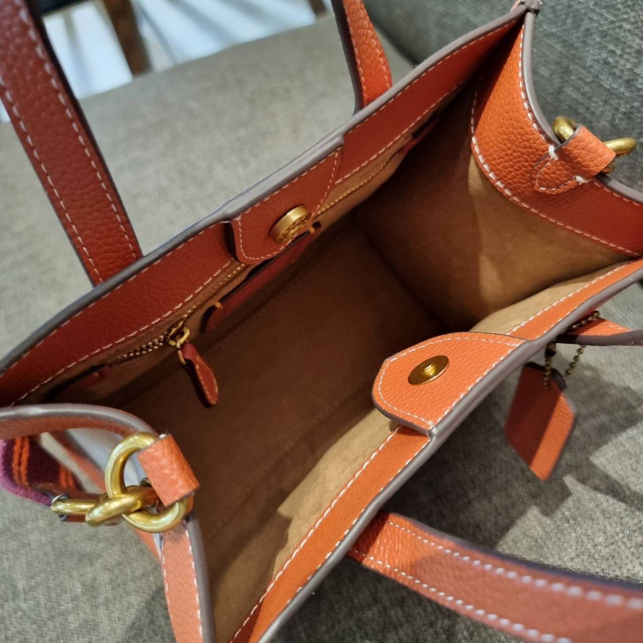 COACH C8456 FIELD TOTE 22 WITH HORSE AND CARRIAGE PRINT AND CARRIAGE BADGE คอลเลคชั่นสุดคลาสสิค ต้อนรับซัมเมอร์ ทั้งสดใสและร้อนแรง สวยหรูดูแพงในไอเท็มเดียว กระเป๋าทรงโท้ท ไซส์กำลังสวย น่ารักน่าใช้ ฟังก์ชั่นการใช้งานสะดวกที่สุด มีทั้งสายคล้องแขนในตัว และสา