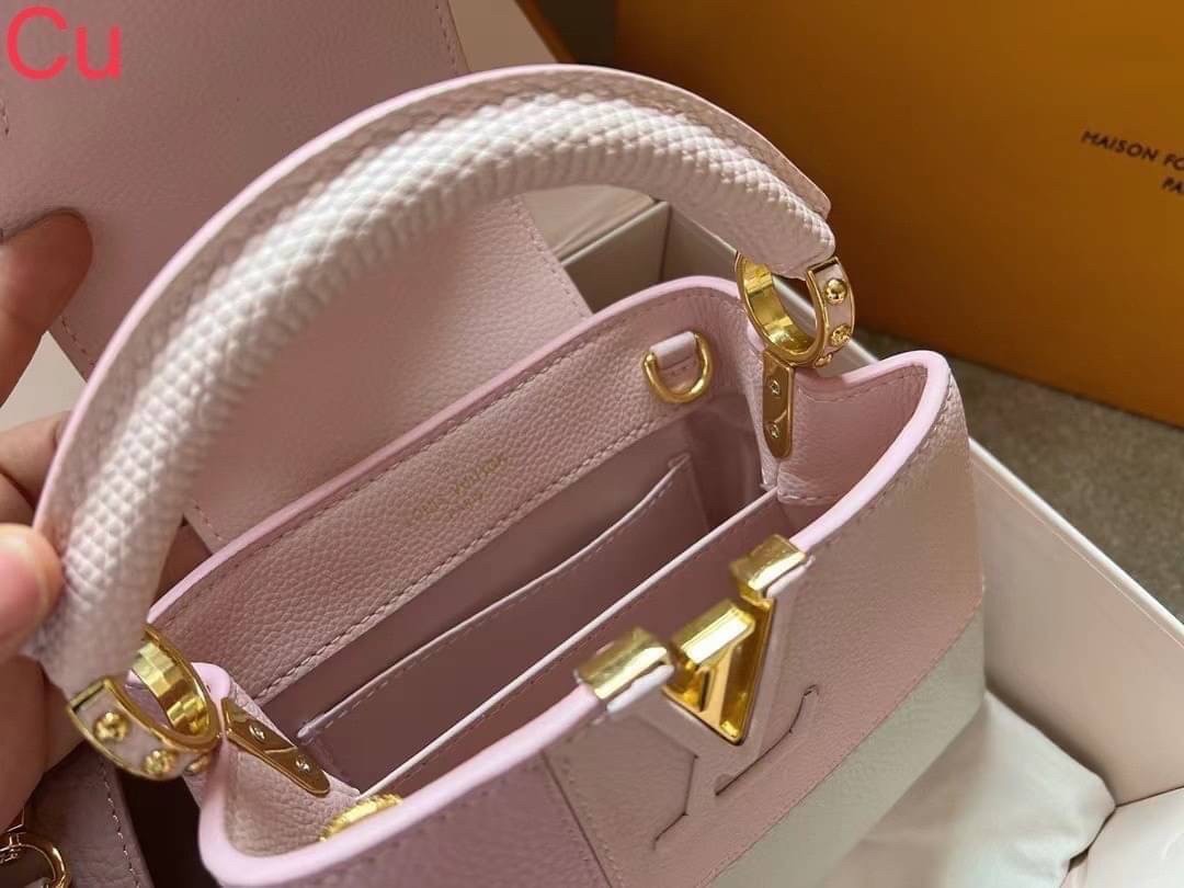 LV CAPUCINES top handle 8" ที่สุดของความสวยในราคาเบาๆ กระเป๋าถือสุดหรู สีสวยขับผิว ทำให้ไอเท็มนี้สะกดทุกสายตาจริงๆ มาพร้อมหูจับดีไซน์ทรงคลาสสิค ดีงามม้ากกกก!! ด้วยรูปทรงวินเทจ พร้อมส่งครบ box set ในราคาที่คุ้มที่สุด จัดเถอะค่า ยืนยันว่าสวยคุ้ม!!