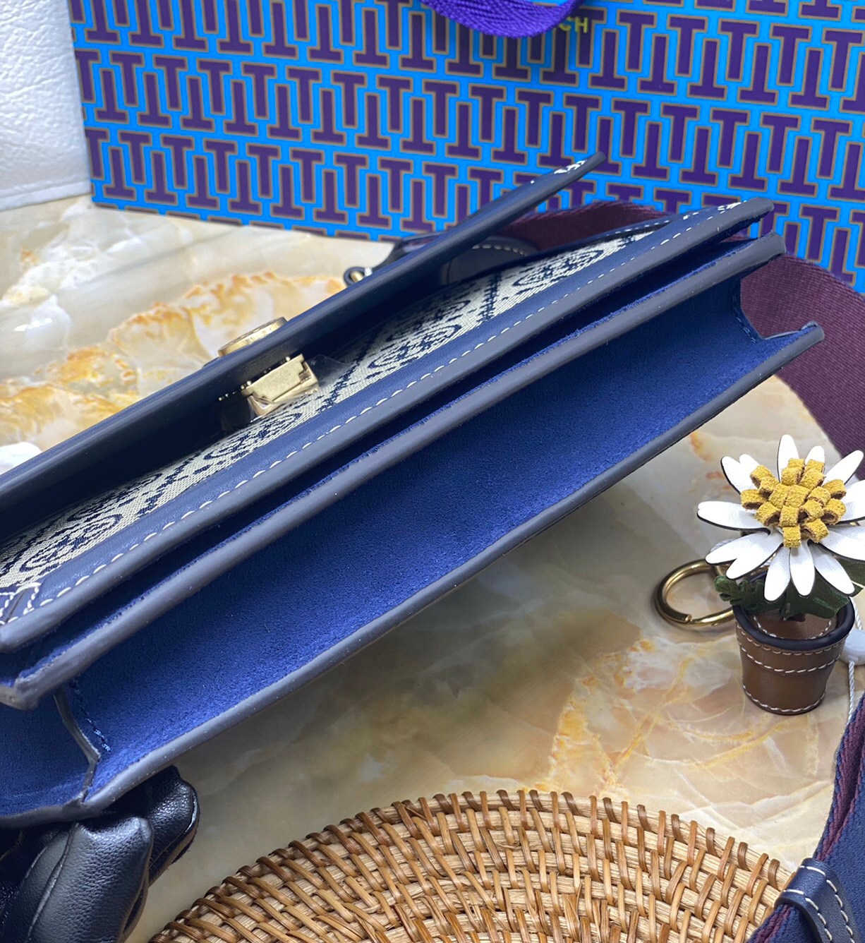 Medium Tory burch t monogram jacquard shoulder bag คอลเลคชั่น T Monogram สำหรับคอลเลคชั่นฤดูใบไม้ผลิ 2021 เราสร้างสรรค์ลายโมโนแกรมที่ได้รับแรงบันดาลใจมาจากลวดลายการถักทอผ้าห่มของชาว Pennsylvania Dutch แบบดั้งเดิม เป็นการเฉลิมฉลองโลโก้สุดไอคอนนิคของแบรนด์ 