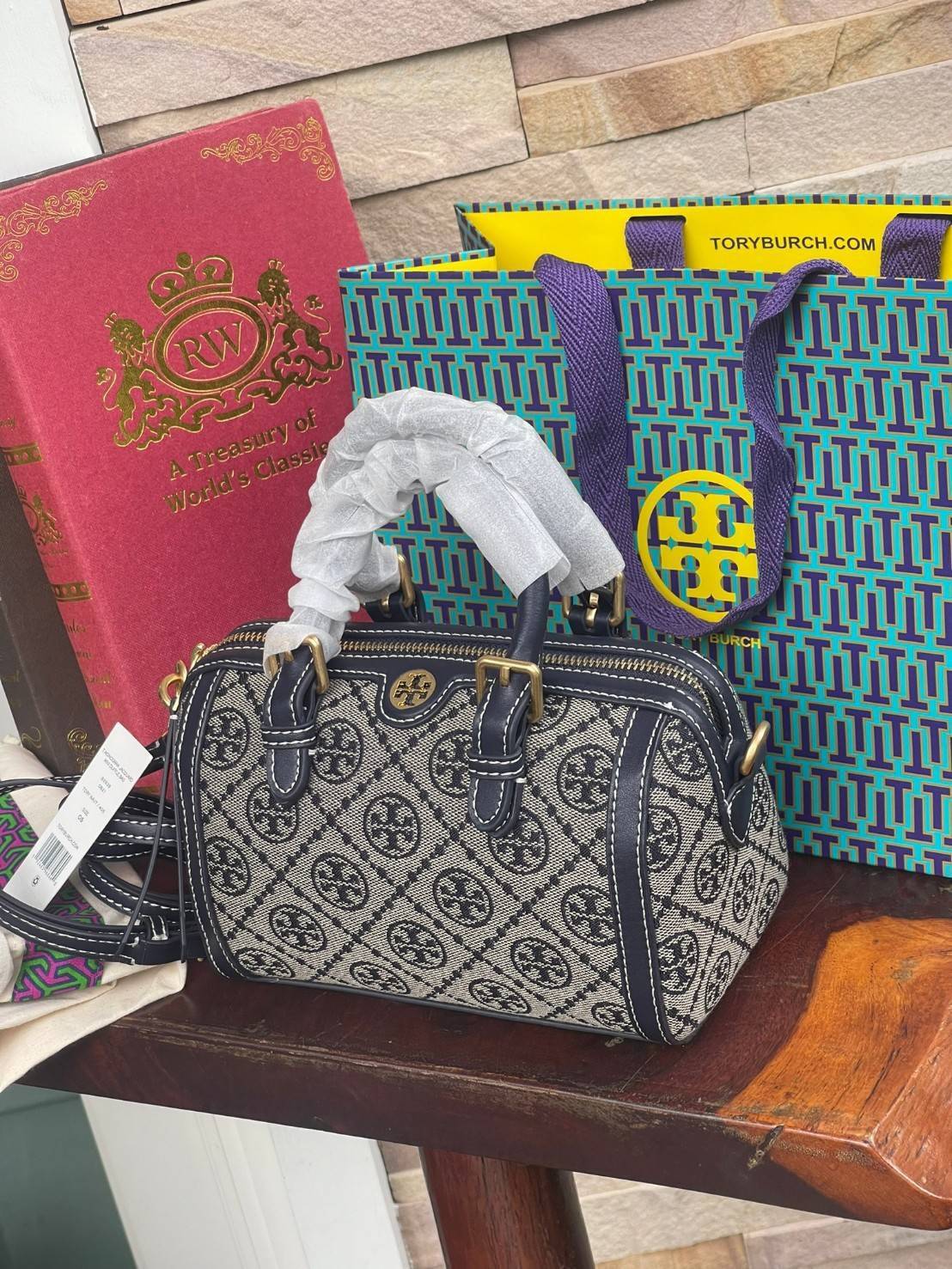 small: Tory burch T Monograme Jacquaed Mini Duffle Bag เป็นทรงกระเป๋าที่มีความฮอตฮิตตลอดกาล ด้วยรูปทรงคลาสสิคและเหมาะใช้งานเข้ากับทุกสถานการณ์ ไม่ว่าจะเป็นกระเป๋าสะพายไหล่ เพิ่มความคล่องตัวและเข้าได้กับทุกลุค ไม่ว่าจะเป็นวันสบายๆ หรือวันที่ต้องออกไปทำกิจก