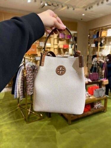Tory Burch Blake Canvas Bucket Bag รุ่นใหม่ล่าสุด สวยไฉไลฝุดๆ แบบสวยคลาสสิค กระเป๋าทรงถัง วัสดุ Canvas สายหนังแท้ อะไหล่ทอง เปิด-ปิด ด้วยกระดุมแม่เหล็ก ด้านในโล่งมีช่องเล็กใส่โทรศัพท์ได้ น้ำหนักเบา สายสะพายถอดสายได้ crossbody ได้ ปรับระดับได้