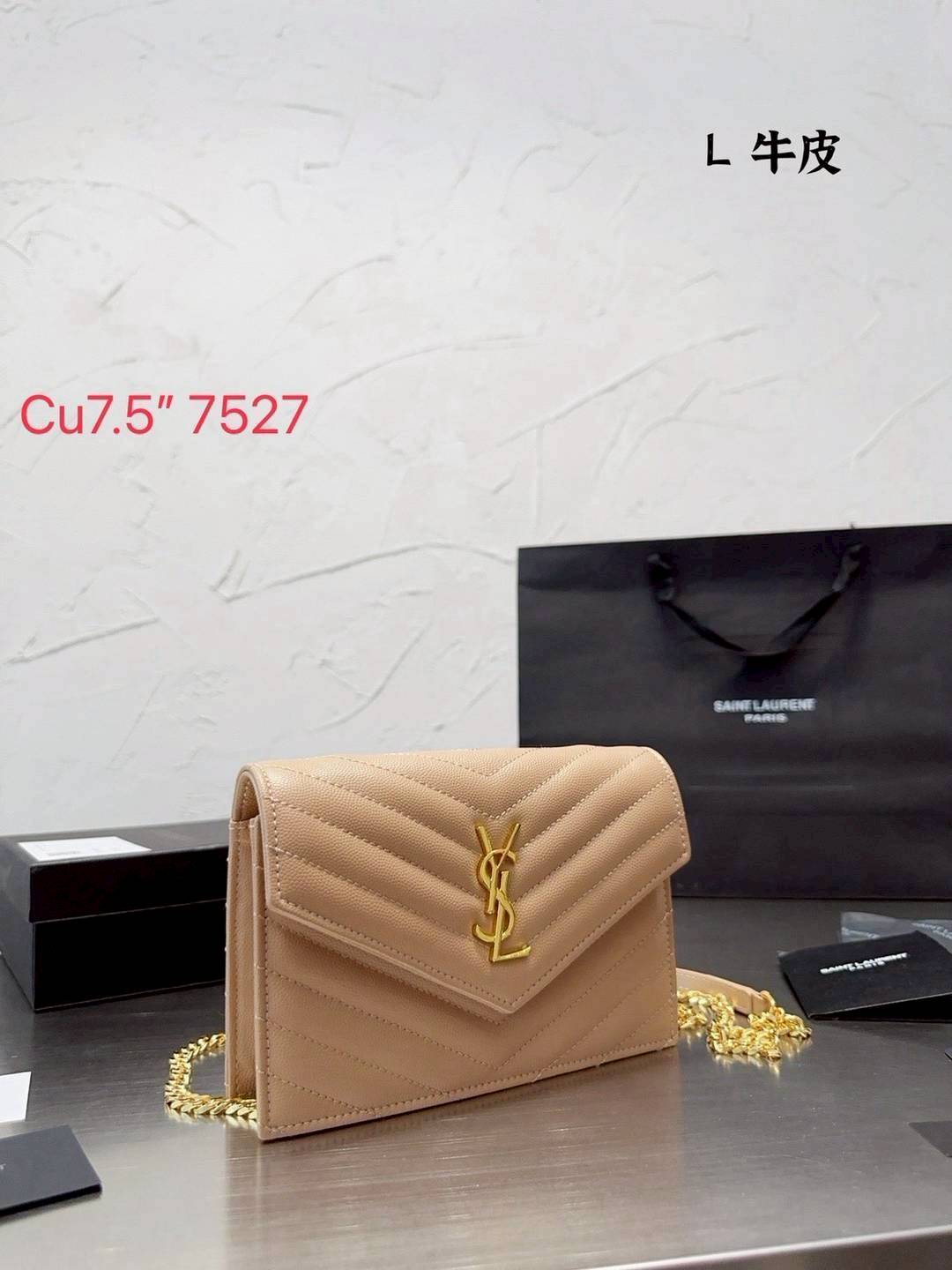 YSL Envelope Woc Bag กระเป๋าสะพายรุ่นในตำนาน ดีไซน์เรียบหรู โดดเด่นด้วยโลโก้ด้านหน้า เพิ่มดีเทลความผู้ดี