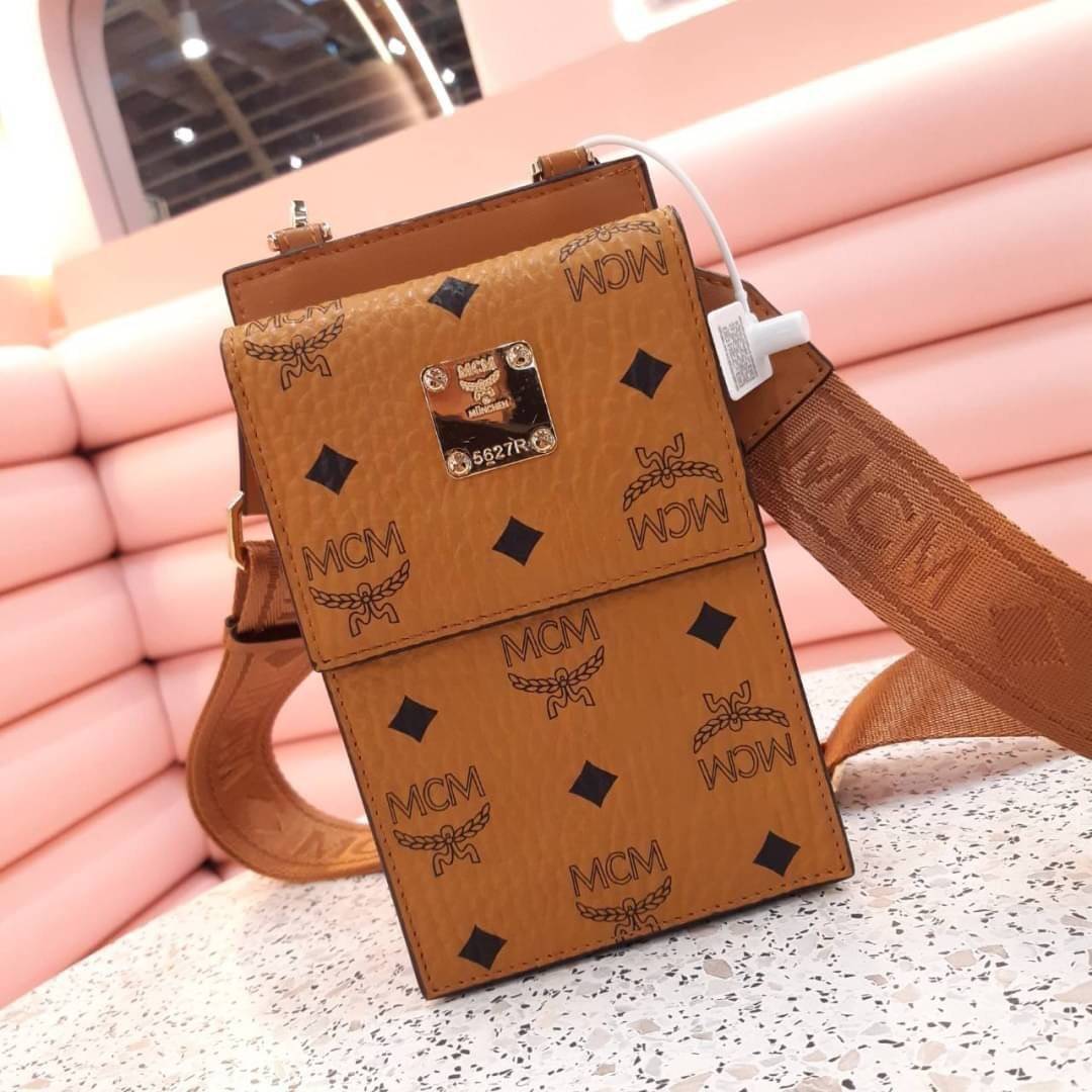 M.C.M CROSSBODY PHONE CASE กระเป๋าอะไรเอ่ยฮิตกันทั่วบ้านทั่วเมือง!!?? กระเป๋าใส่โทรศัพท์ไงจ้ะ!! เดินไปไหนใครก็ใช้ เพราะทุกคนต้องการความสะดวก ใบนี้ตอบโจทย์ไปเล้ย!!