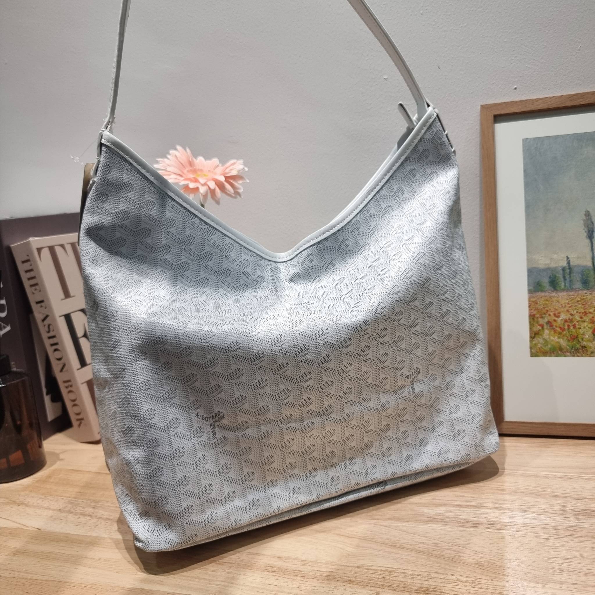 GOYARD BOHEME HOBO BAG / GOYARD HOBO กระเป๋าสะพายทรงโฮโบ ใบใหญ่จุใจ!! มาครบสีขายดี เลิศทุกสี รูปทรงคลาสสิค ดีไซน์เป็นเอกลักษณ์ วัสดุหนังแคนวาสพิมพ์ลายสวยคม ปากกระเป๋ามีซิปเปิด-ปิดกันของหล่นได้ ภายในโล่งกว้างมาก มาพร้อมสายคล้องในตัว ทนทาน สะพายสวยๆได้ทุกวั