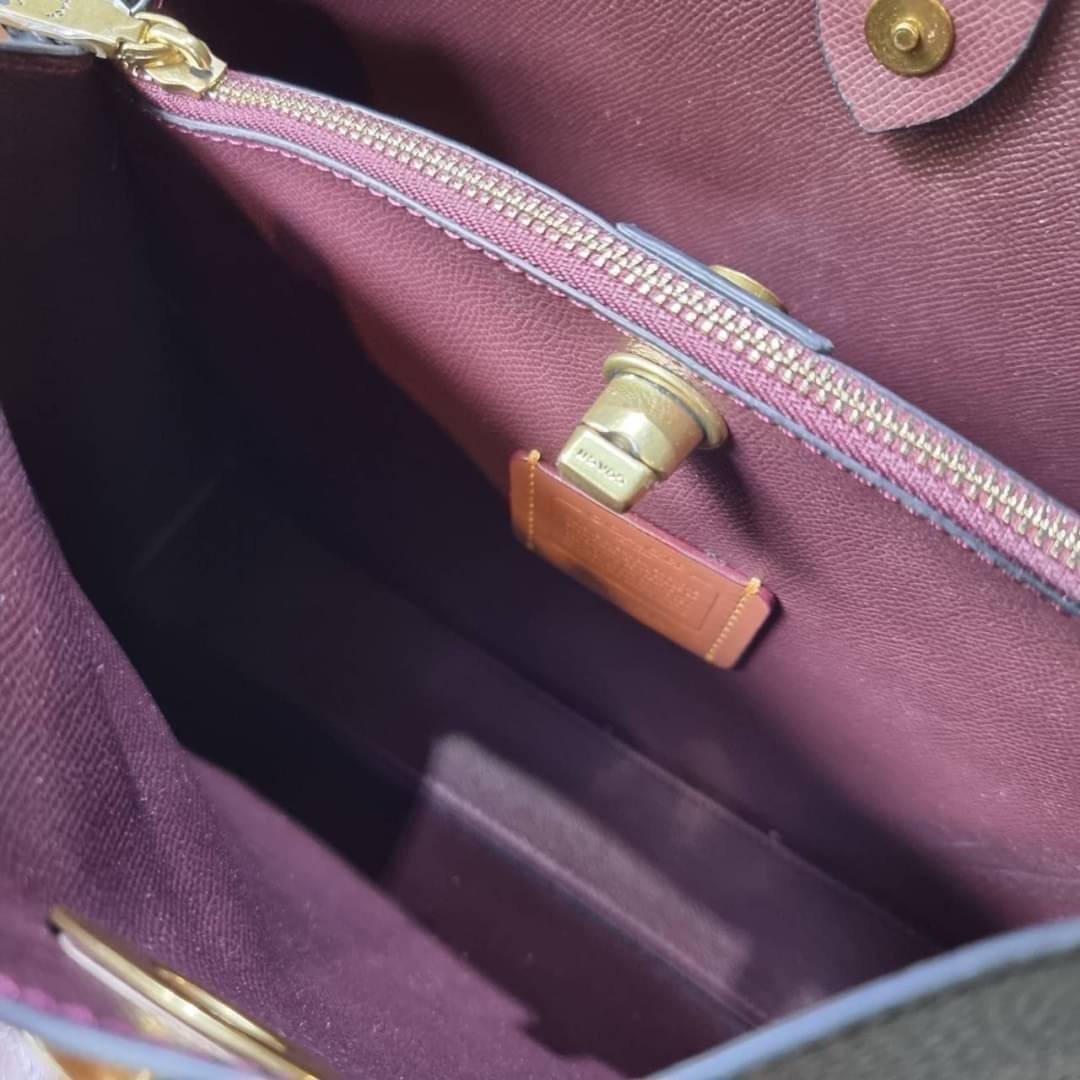 COACH WILLOW SHOULDER BAG ((C2745//C2590//C2621)) พร้อมส่งที่ไทย รุ่นแนะนำค่ะ🔥🔥 🔺กระเป๋าหิ้ว//คล้องไหล่//สะพายข้าง สุดคุ้ม! หนังแท้ชั้นดี ได้ไปหลงรักแน่นอนค่ะ หนังสวยมากๆ😘 🔺ตัวกระเป๋าแบ่งเป็นสองช่องหลัก ด้านนึงเป็นแ