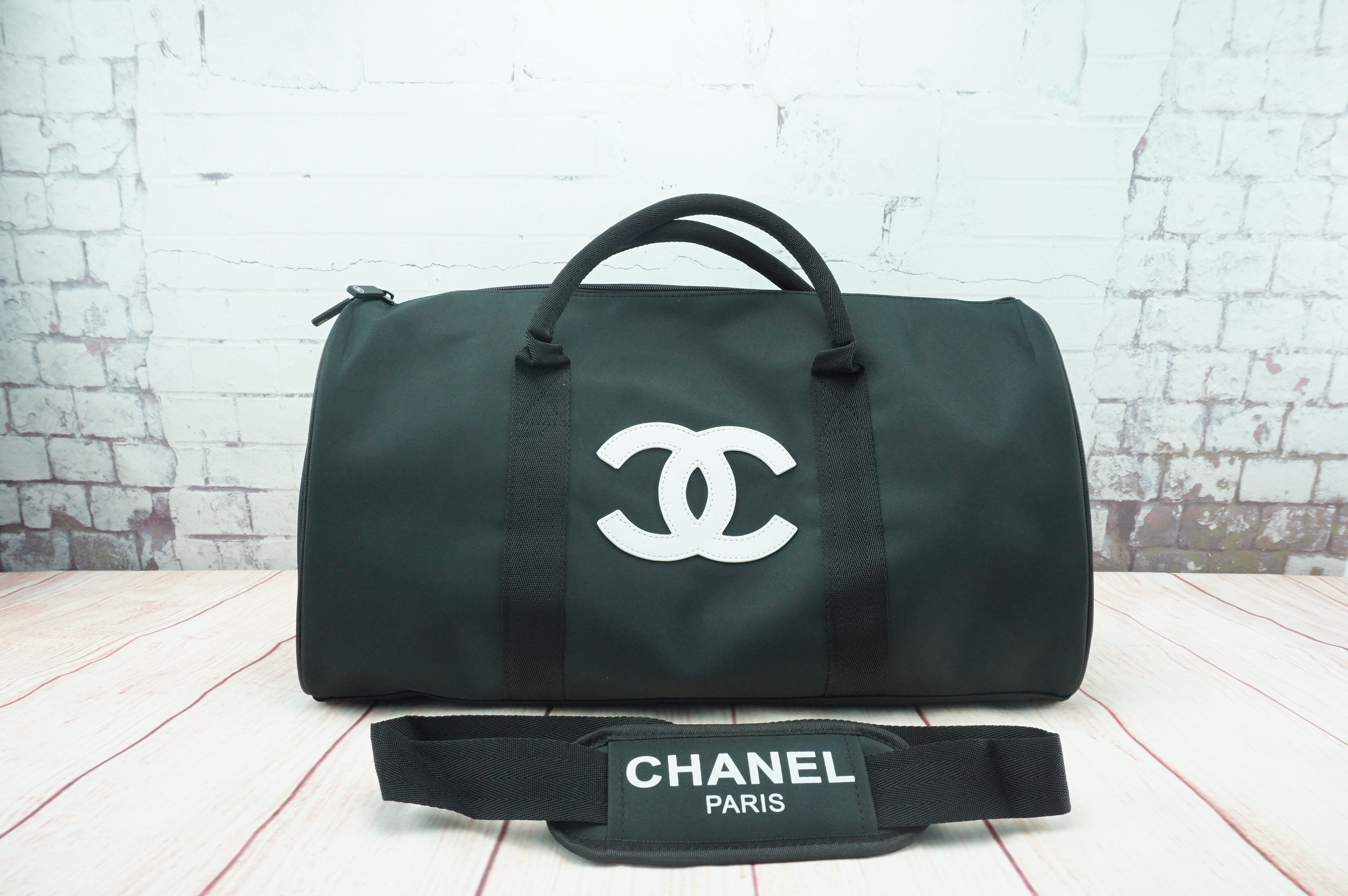 Chanel Duffel / Travel Bag กระเป๋าแบรนด์ Chanel VIP gift Bag ของแท้ 100% ใช้เป็นกระเป๋าเดินทางหรือหิ้วไปฟิตเนส ไปยิม เก๋ๆก็ได้ค่ะ หัวซิปปั้มโลโก้ ด้านในเป็นช่องกว้าง และมีอีกหนึ่งช่องซิป ทำจากผ้าหนาผิวมัน กันน้ำได้ ดูเรียบ แต่หรู มาพร้อมสายยาว ถอดสายได้ ก