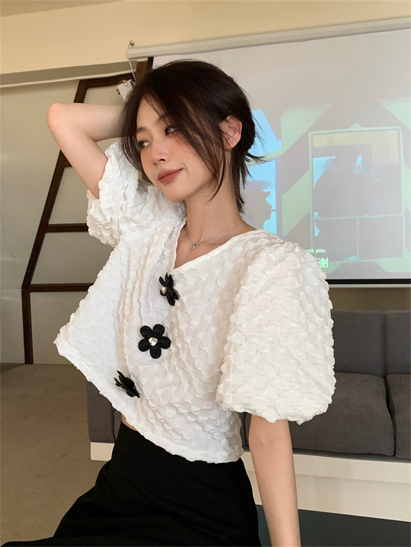 พร้อมส่ง ⛵️🩰 Darari tops เสื้อแขนสั้นผ้าทรงสวยแต่งดอกไม้สีดำน่ารักมาก(37058)