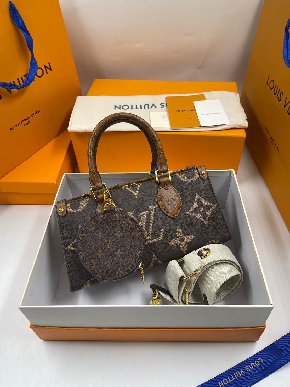 LV OnTheGo East West Monogram Bag / LV BAG พร้อมส่ง 4 สี กระเป๋าโท้ทขนาดกะทัดรัด ดีไซน์ใหม่ประจำฤดูกาล