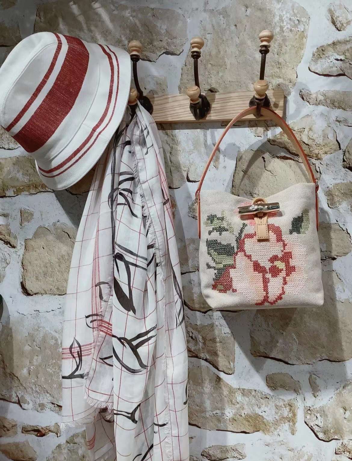 LONGCHAMP ROSEAU ESSENTIAL FLEURS Bucket bag S - กระเป๋าทรงถังขนาดเล็ก วัสดุผ้าฝ้าย ลายปักษ์ดอกกุหลาบ Roseau เป็นคอลเล็คชั่นที่สดใสและเรียบง่าย ซับในสีพื้น อะไหล่สีทอง น้ำหนักเบา จุของได้เยอะ มีสายสะพายไล่ ถอดสายได้ Crossbody ได้