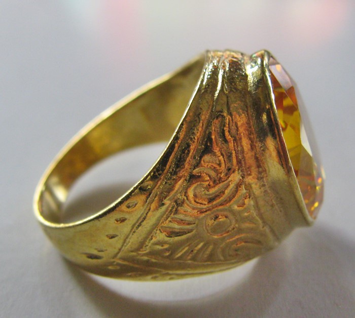 สินค้าหมดค่ะ แหวนพลอยบุษราคัมเนื้อทองเหลืองแบบใหญ่(เหมาะกับราศีพิจิก,คนเกิดปีวอก)แบบใหญ่ค่ะ