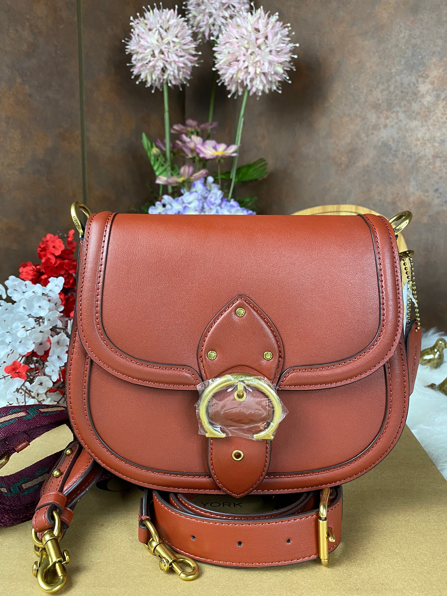 OUTLET 】COACH BEAT SADDLE BAG 10 แบบพร้อมส่ง จุกๆ เลยค่า The best item! ที่สาวๆรอคอย! ฮอตไฟลุก! สีหายาก ละมุนคุณหนู คอลเลคชั่นใหม่ ดีไซน์หรูหรา พิเศษมากๆมาพร้อมสายสะพาย 2 เส้น ใช้คู่กันหรือแยกสะพายก็สวยครบสูตร กระเป๋าสะพายทรง saddle คลาสสิค วัสดุหนัง glov