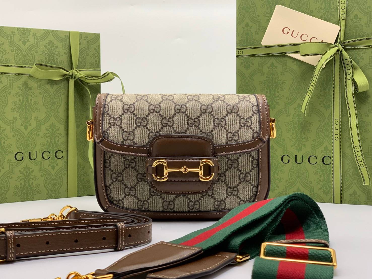VIP GIFTbag 】หนังแท้สวยมากกกกกก มีจำนวนจำกัดน้าา Gucci Horsebit 1955 mini bag กระเป๋าสะพายข้าง ทรงใช้งานง่าย ดีไซน์เรียบหรูและคลาสสิคตามสไตล์ ใส่ของสำคัญได้สบาย ใส่มือถือได้ทุกรุ่น มาพร้อมสายสะพายสปอร์ต ถอดออกได้ ปรับได้ตามตัว ใบนี้แมทช์ได้กับทุกสไตล์การแ
