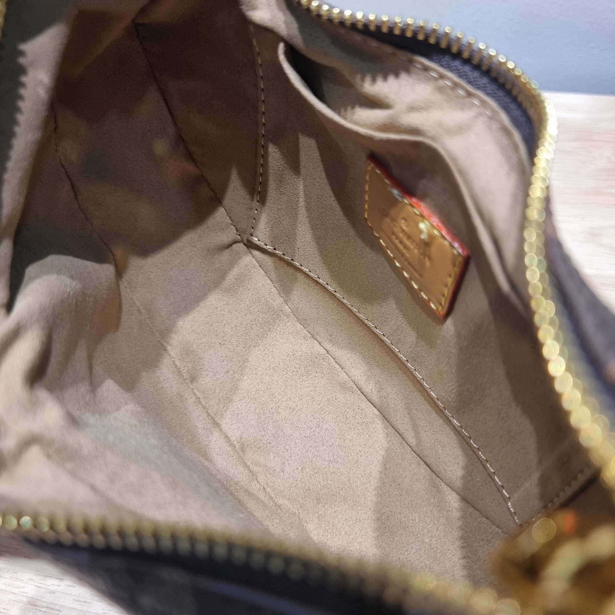 LV loop bag New in!! กับ box set ชวนสะสม ที่จับเอารุ่นยอดฮิต มามิกซ์รวมกับไอเท็มสุดคุ้มของมันต้องมี!! จัดเรียงให้อยู่ในกล่องสุดหรู ไม่ว่าจะตัวกระเป๋า กระเป๋าสตางค์ กระเป๋าจิ๋ว ใบไหนๆก็นำมาใช้งานได้จริง คุ้มค่ามากๆ แถมฟรี! ริบบิ้นลายลิมิเต็ด รวมรวบไว้ให้ได