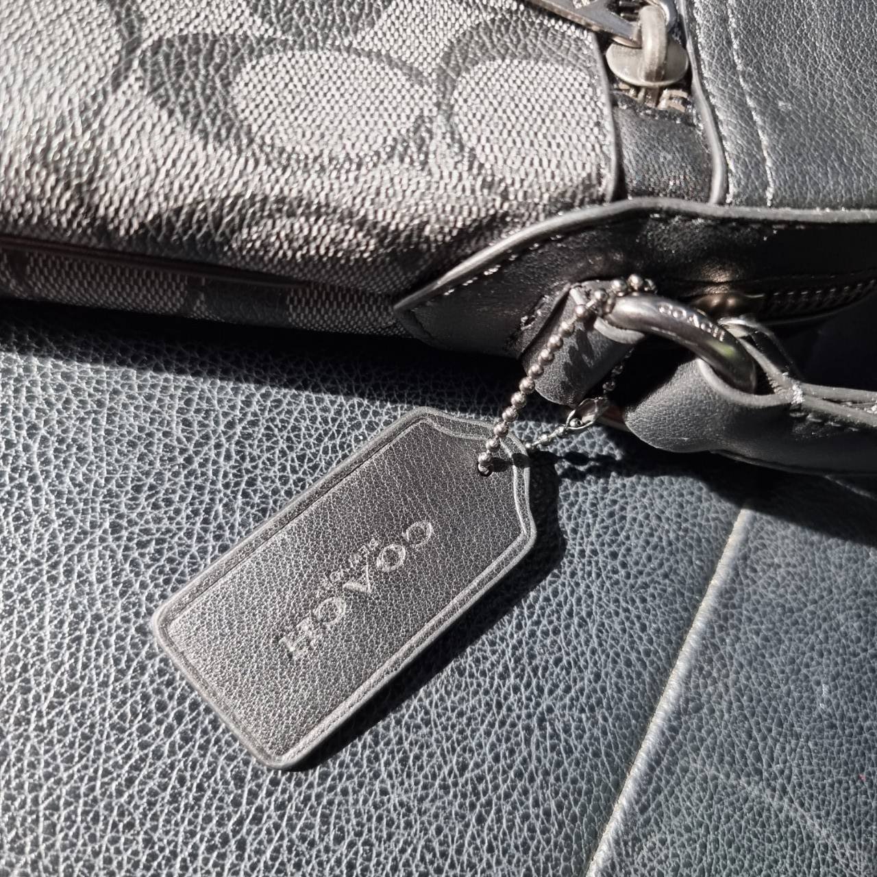 COACH F73336 HOUSTON FLIGHT BAG IN SIGNATURE CANVAS รุ่นนี้หนุ่มๆเค้ารู้กัน!! ขายดีตลอดกาล!! คลาสสิคไม่มีใครเกิน!! กระเป๋าสะพายข้างทรงแมสเซ็นเจอร์ยอดฮิต ทรงสวย ดูดี วัสดุหนังแคนวาสเคลือบลายสลับหนังแท้ เปิด-ปิดด้วยซิป ด้านหน้าและหลังสามารถใส่ของได้ ภายในแบ