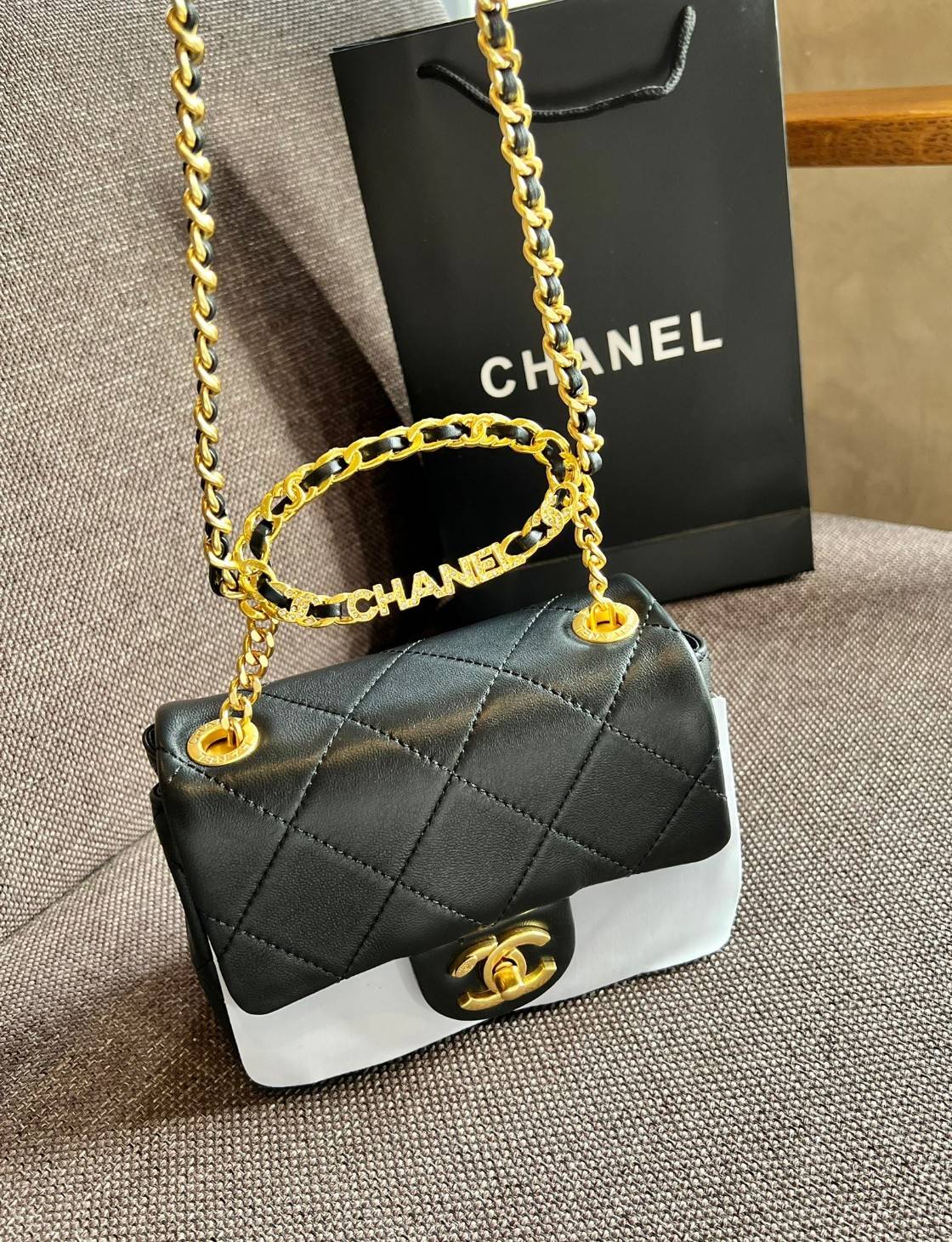 Chanel Mini Flap Bag with Top Handle 6.5" /CHANEL CHAIN SHOULDER BAG จัดไซด์เล็กมาให้ด้วย เพราะแต่ละคนชอบไม่เหมือนกัน😘 หนังสวย เรียบ สัมผัสนุ่มมือ น่าใช้มากๆ