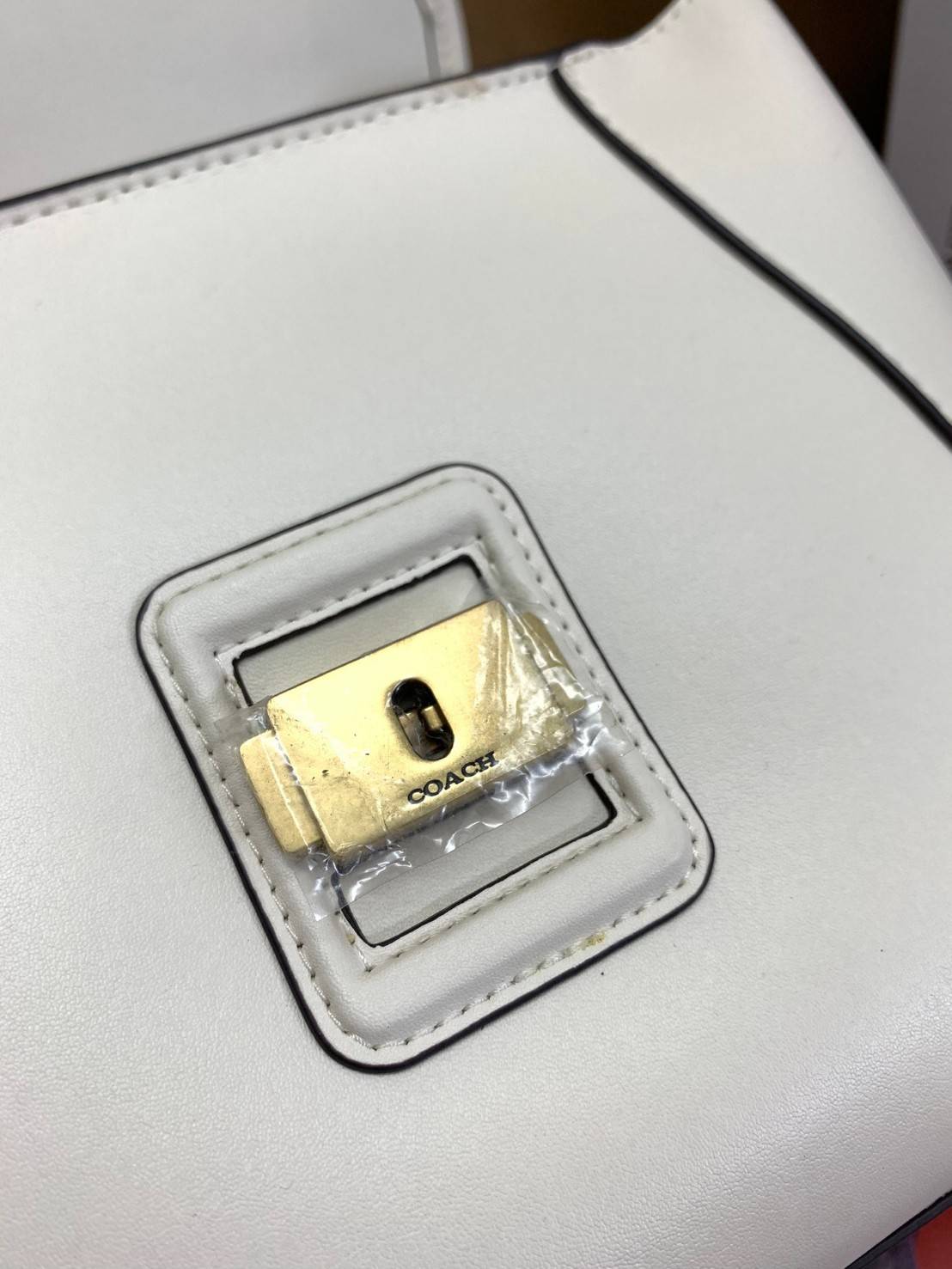 COACH COURIER CARRYALL 23 IN COLORBLOCK SIGNATURE CANVAS พร้อมส่ง 7 แบบ พร้อมส่ง ลุคดูไฮสุดๆค่ะ! กระเป๋าสะพายหนังหรูหราและคลาสสิค หนังแท้ชั้นดีที่สุด น้ำหนักเบา หนังสวยมากก สัมผัสแล้วหลงรักแน่นอนจ้าา😘