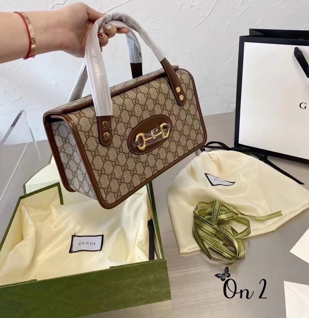 GUCCI Horsebit 1955 mini leather-trimmed printed coated-canvas tote / GUCCI Horsebit 1955 mini top handle bag กระเป๋าสะพายทรงกล่อง พร้อมสายสะพายยาว งานเปิดด้านบน หน้าติดอะไหล่ horsebit สีทองปั้มทุกจุด สวยหรูดูดีมากค่ะ