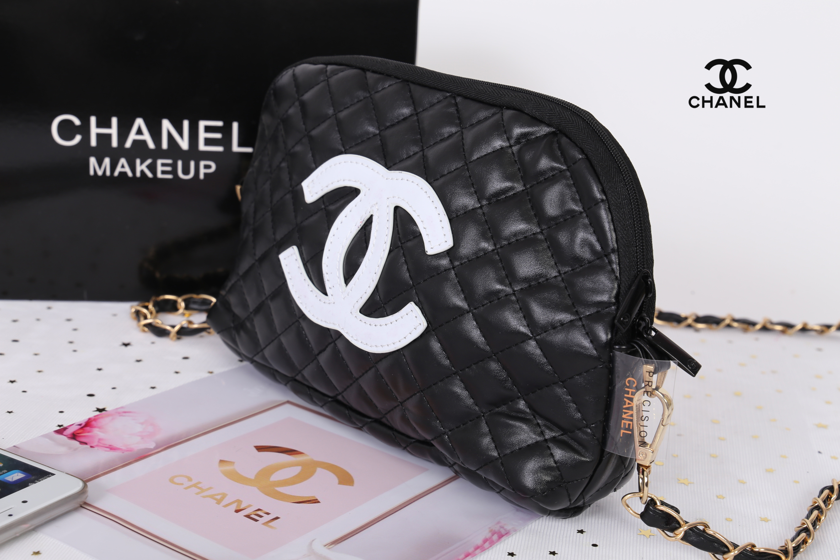Chanel Quilted Leather Crossbody Bag with gift box สินค้าเป็นของแท้ ใหม่จากเค้าเตอร์เครื่องสำอาง/น้ำหอมแบรนด์ กระเป๋าแบรนด์ Chanel VIP Gift Bag ทำจากหนัง หัวซิปปั้มโลโก้แบรนด์ มาพร้อมสายยาว สายโซ่อะไหล่ทองยาว Crossbody สายถอดเก็บได้ ด้านในบุผ้า ปั้มแบรนด์
