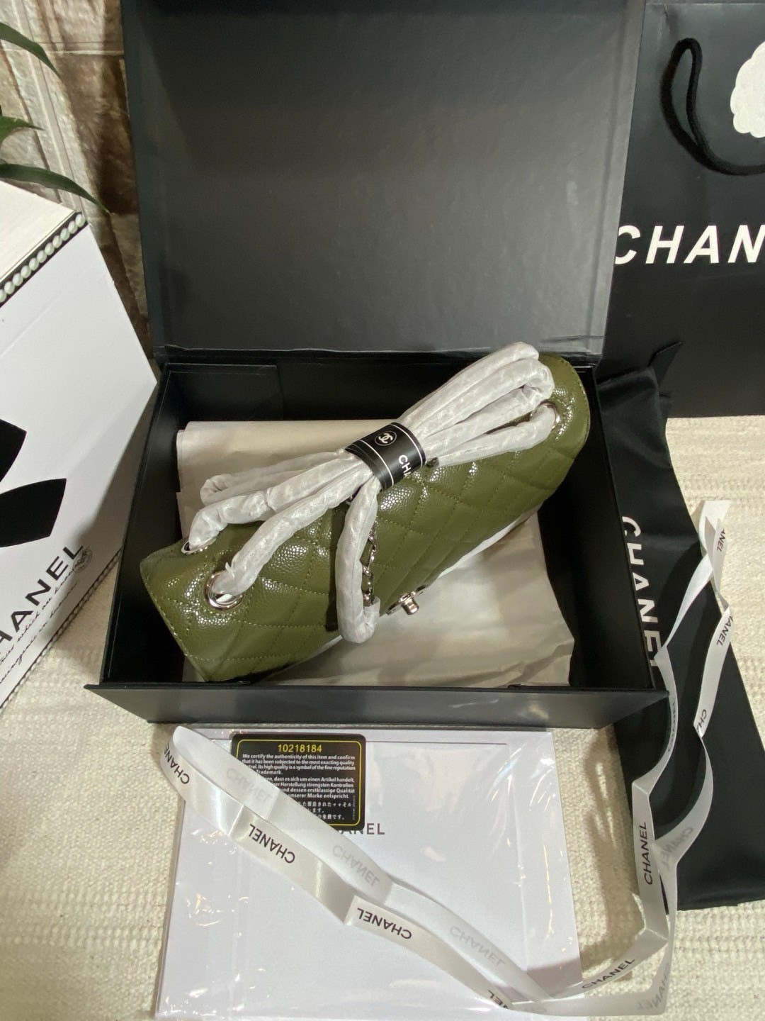 CHANEL Classic Medium Flap Bag กระเป๋าสะพายคลาสสิกรุ่นยอดนิยมตลอดกาล ดีไซน์เรียบหรูหราขับผิว งานหนังแท้สวยมาก มีอะไหล่เงินและทอง สุดยอดเดอะเบสท์ไอเท็ม