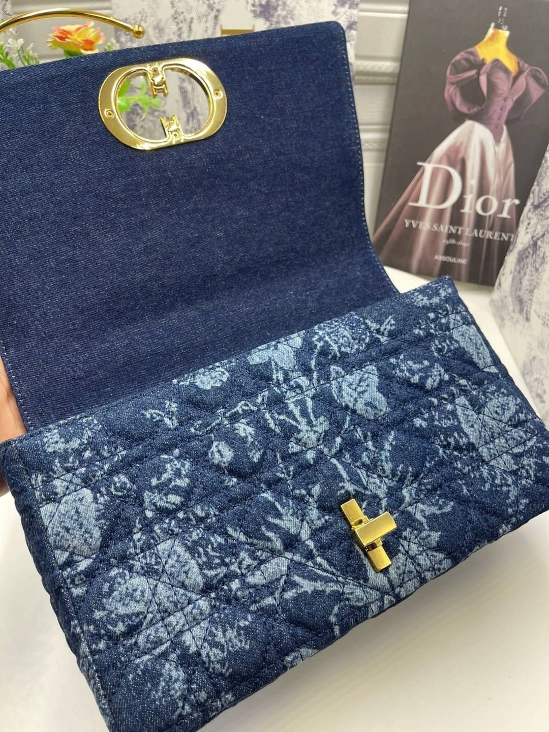 หนังแท้ Large Dior Caro Bag Blue Dior Flowers Cannage Denim กระเป๋าสะพายทรงกล่องเปิดหน้า งานหนังแท้และเดนิมแจ็กการ์ดอย่างดี แต่งอะไหล่CD ด้านหน้า มาพร้อมสายสะพายหนังสลับโซ่อะไหล่ทองหรูหรา สามารถปรับระดับได้ ถอดออกได้ ภายในโล่งกว้างจุของได้เยอะ ภาพสินค้าถ่