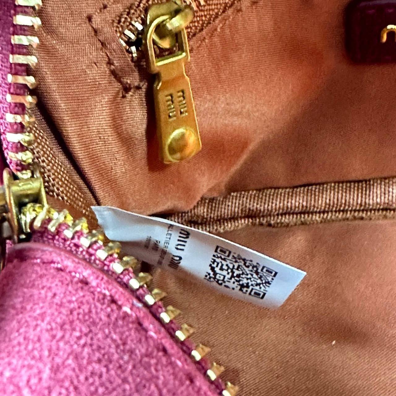 MIU MIU Arcadie padded suede top-handle bag กระเป๋าถือ/สะพาย คอลใหม่ล่าสุด รุ่นฮอทดีไซน์เหลี่ยม งานกำมะหยี่หนังกลับสวยละมุน น่ารักน่าใช้มากค่ะ