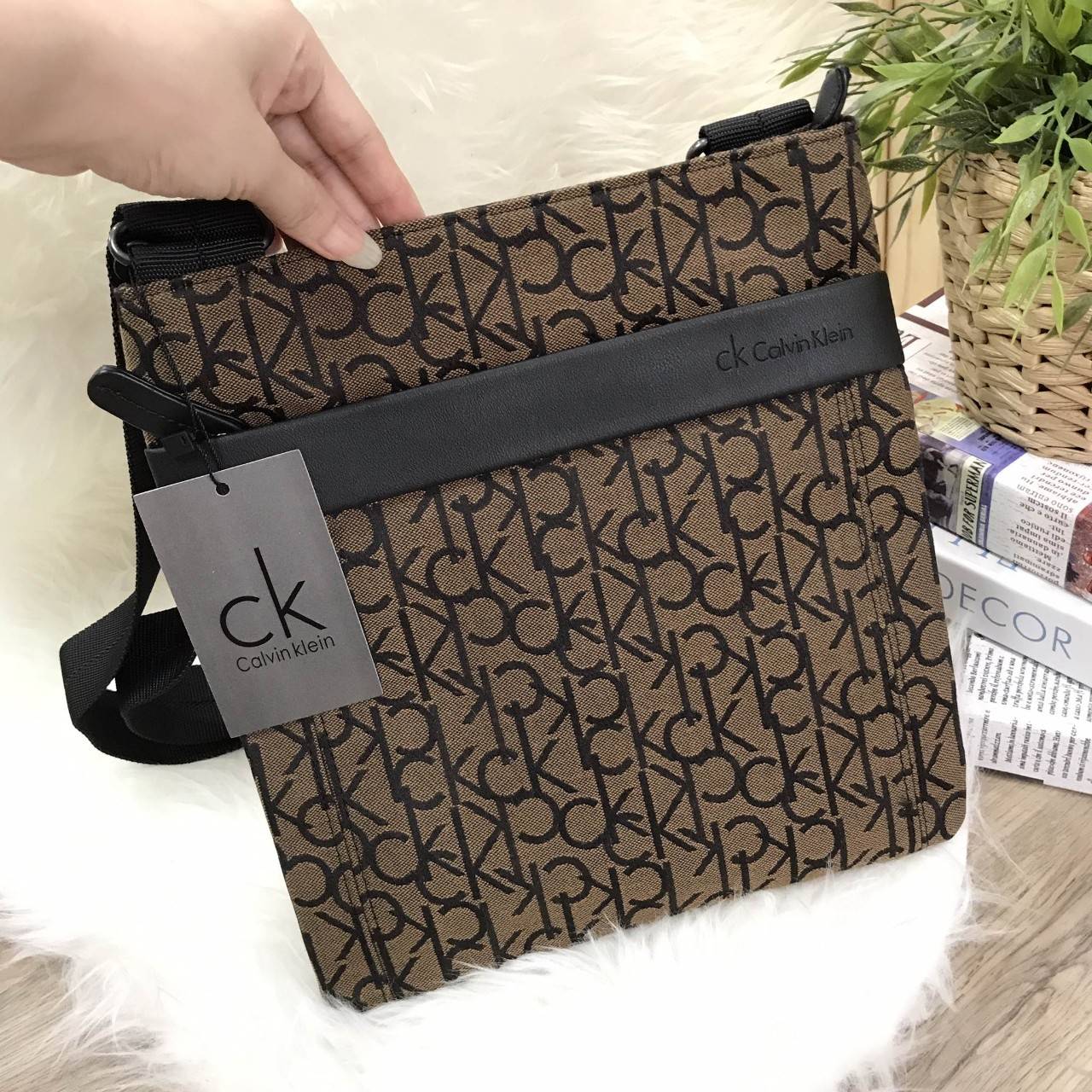 CALVIN KLEIN JEANS CROSSBODY BAG กระเป๋าสะพายรุ่น Limited Edition จาก Calvin Klein Jeans วัสดุ Canvas + Polyester 100% คุณภาพดี เนื้อหนา ลาย Ck ด้านหน้ามีโลโก้ Calvin Klein พร้อมช่องซิป 1 ช่อง เปิดปิด ด้วยซิปสะดวกใช้ ภายในมีโลโก้ เเละช่องซิป ขนาดกำลังดี ใ