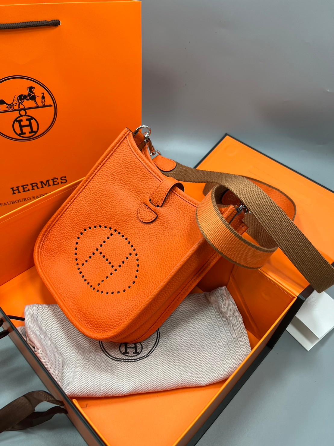 HERMES evelyne mini bag Luxury Bag กระเป๋าสะพายแบรนด์ดัง แบรนด์หรู คลาสสิกตลอดกาล ใช้ได้ทั้งชายหญิง ใบเดียวจบ สวยรวยปัง เกรดท็อปออริจินอล ภาพสินค้าถ่ายจากงานขายจริง ใช้งานต่างประเทศได้