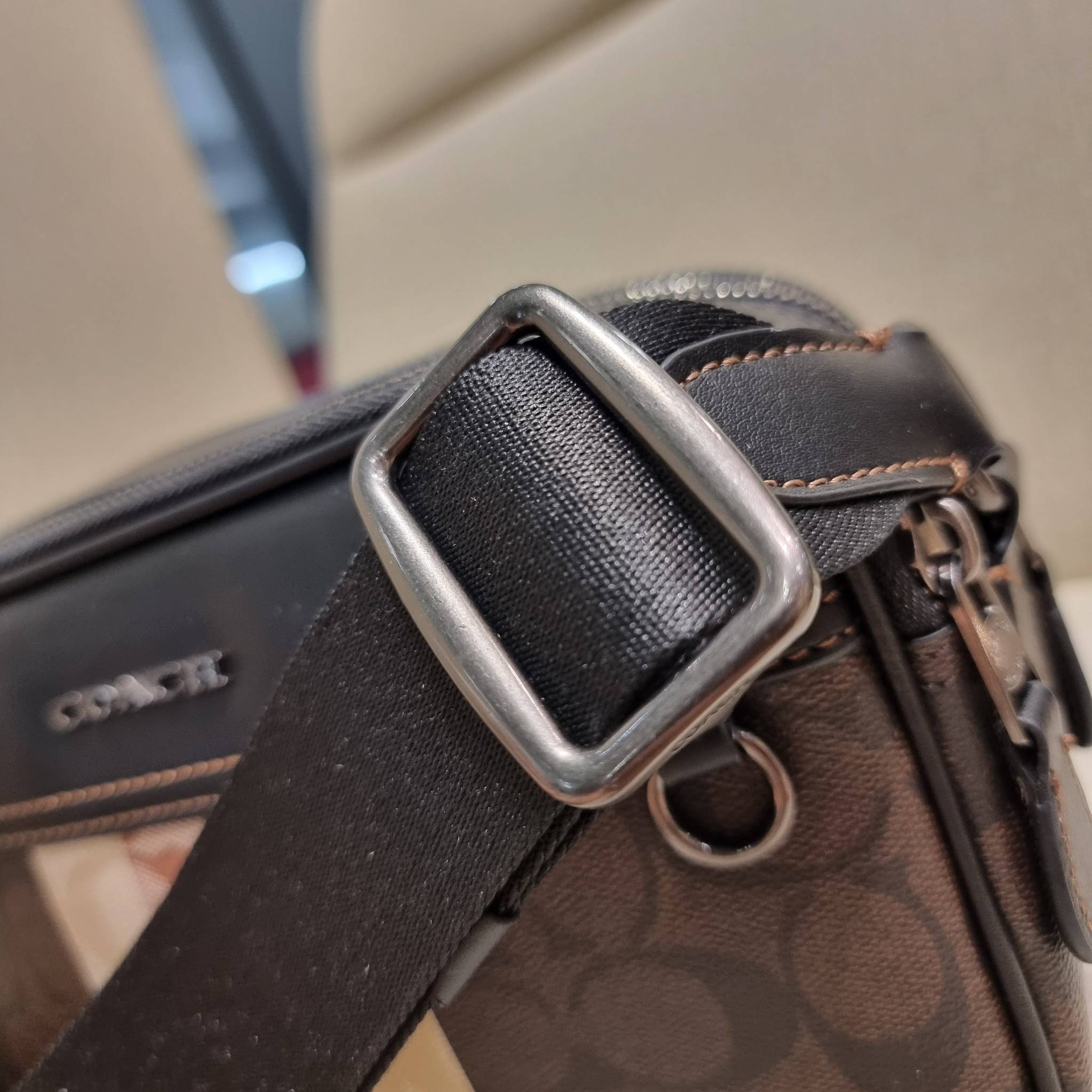 COACH GRAHAM CROSSBODY IN BLOCKED SIGNATURE CANVAS WITH VARSITY STRIPE C9965 อีกหนึ่งกระเป๋าครอสบอดี้รุ่นยอดฮิตสำหรับหนุ่มๆ ที่สาวๆก็ใช้ได้!! ดีไซน์ใหม่เพิ่มดีเทลความแพงไปอีก รูปทรงคลาสสิค ใช้งานสะดวก ง่ายต่อชีวิต วัสดุหนังแคนวาสเคลือบลายสลับหนังแท้ ด้านห