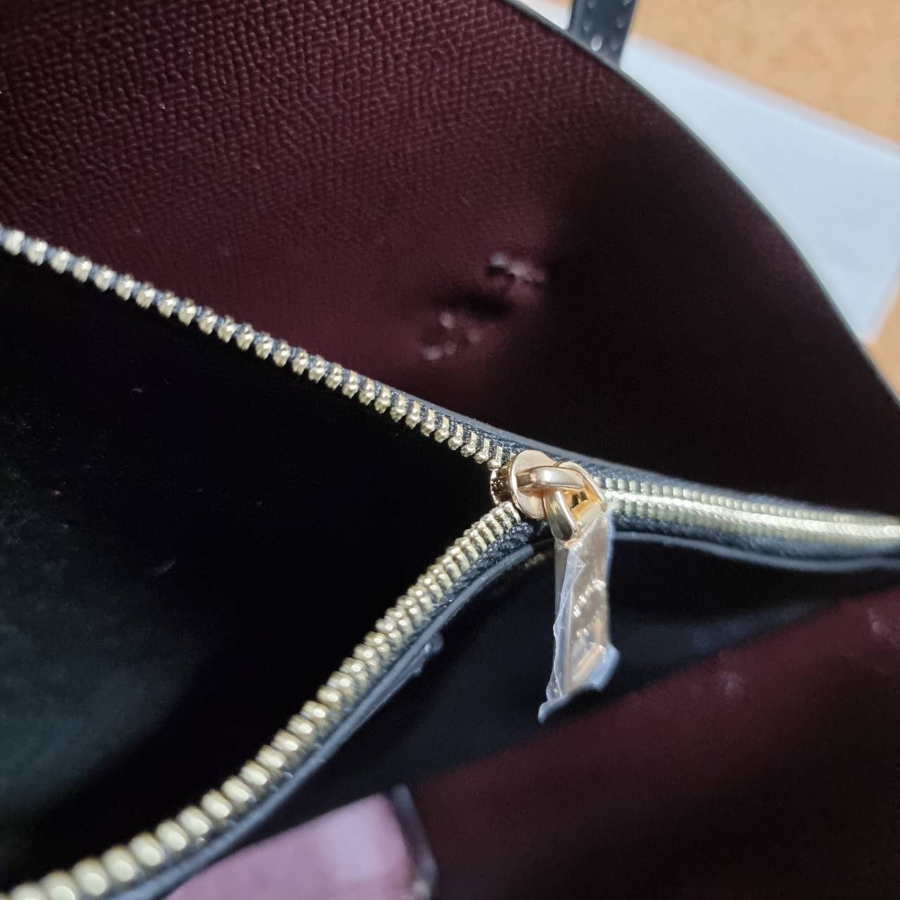 COACH C4250 MOLLIE TOTE 25 IN SIGNATURE CANVAS น้องมาแล้วจ้าาา ใหม่ล่าสุด กระเป๋าโท้ทไซส์เล็กที่สาวๆตามหา ดีไซน์คลาสสิคเหมือนเดิม เพิ่มเติมคือสะดวกขึ้นเยอะ!! ย่อส่วนมาจากใบใหญ่เป๊ะๆ น่ารักน่าใช้มากๆ วัสดุหนังแคนวาสเคลือบลาย ภายในโล่งกว้าง มีช่องซิปกลางใส่