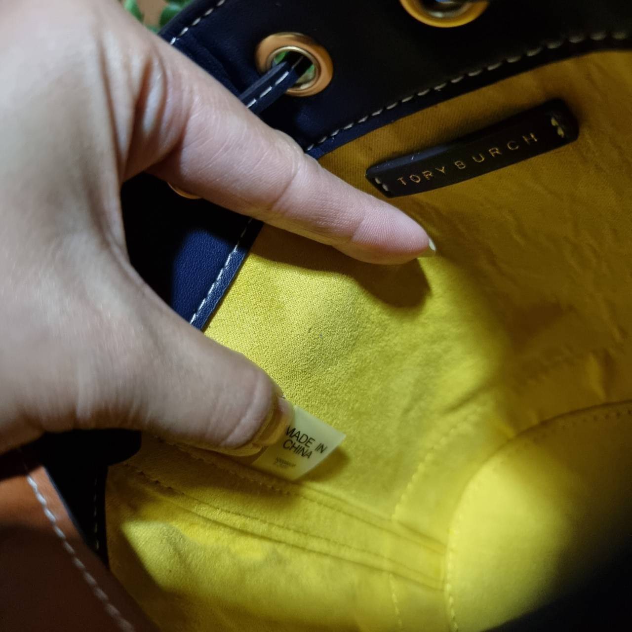 TORY BURCH T MONOGRAM JACQUARD MINI BUCKET BAG ที่สุดของรุ่นที่ตามหา!! ไอเท็มที่สาวๆเฝ้ารอ กระเป๋าบัคเก็ตทรงสวย ไซส์มินิ ที่ดาราเซเลปใช้กันมากมาย มาแล้วในราคาที่จับต้องได้