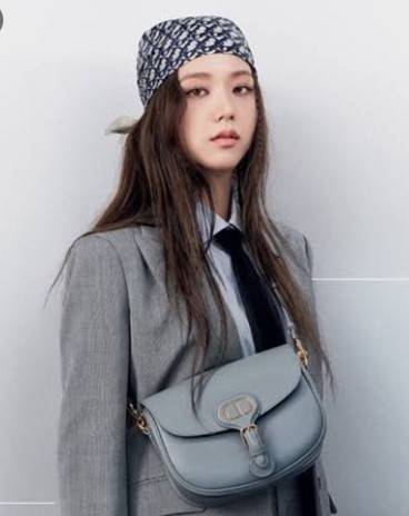 Dior Bobby Bag (GWP) พรีเมี่ยมกิ้ฟ Limited Edition วัสดุหนังแท้ Calfskin อะไหล่ทอง กระเป๋าหรูยอดฮิต ดีไซน์เป็นทรงโค้งเรียบหรูแบบโบฮีเมียนนิดๆ ด้านหน้าประดัลโลโก้ CD เด่นชัด ตอกย้ำความเป็นแบรนด์หรู Christian Dior แมทกับชุดได้ง่าย ใช้ได้ทุกวัน ทั้งสะพายไหล่