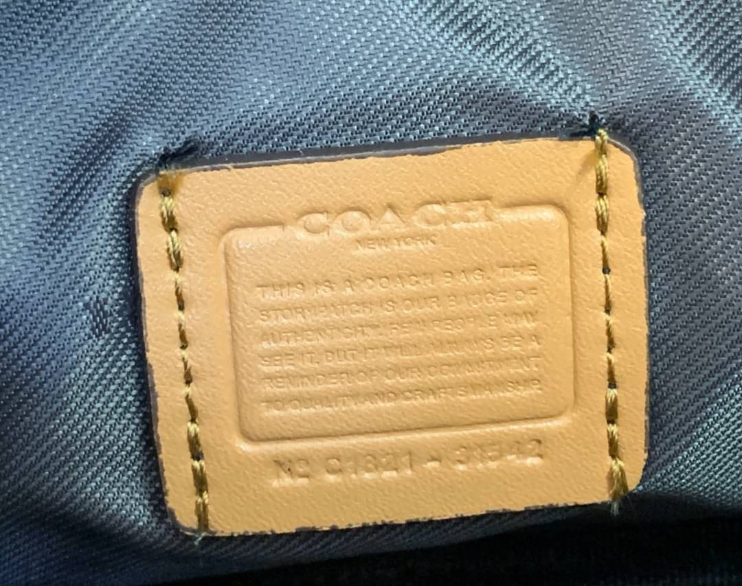 COACH CROSSBODY CLUTCH IN SIGNATURE BAG 💋รุ่นฮิต+สีหายากค่ะ!! กระเป๋าสะพาย+คล้องมือได้ วัสดุหนังแท้ผสมpvcค่ะ มีช่องซิปคู่ ภายในช่องใส่มือถือได้ทุกรุ่น;กระเป๋าเงินใบสั้นได้ ใส่ของจำเป็นสาวๆได้ครบค่ะ มีช่องเสียบบัตร2ช่อง และช่องโล่งให้ใส่ของจุกจิกค่