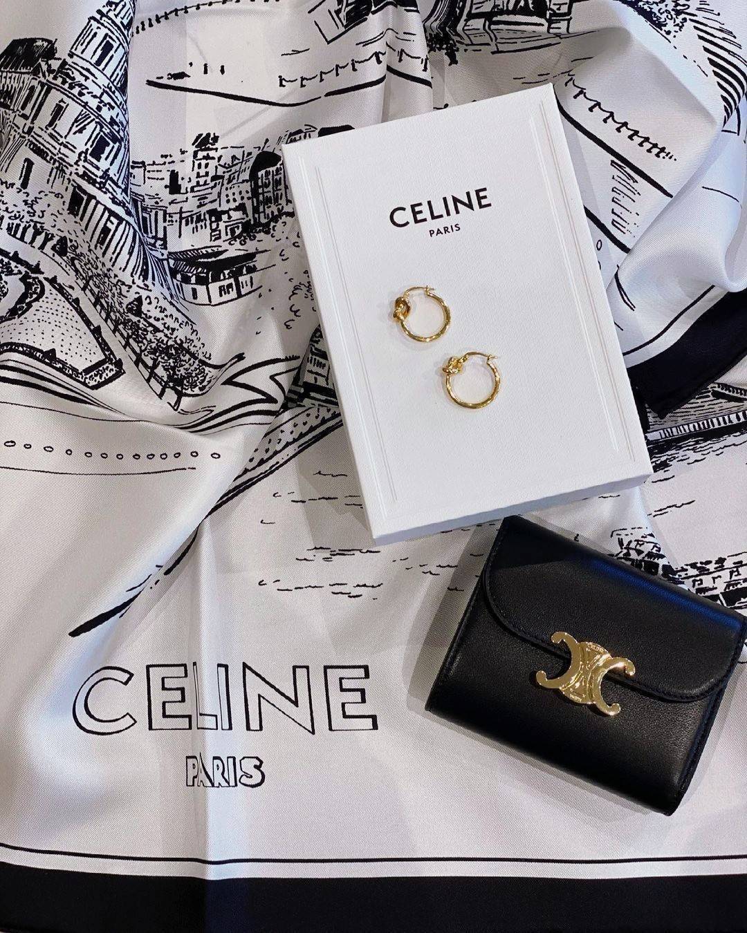 พรีเมี่ยมกิ๊ฟแท้ 100% 】CELINE SHORT WALLET VIP GIFT WITH PURCHASE (GWP) พรีเมี่ยมกิ๊ฟ Limited จาก CELINE HAUTE PARFUME DUTYFREE COUNTER หนังเรียบสวยอยู่ทรงมีโลโก้ด้านหน้าเปิดปิดด้วยฝาพับกระดุม