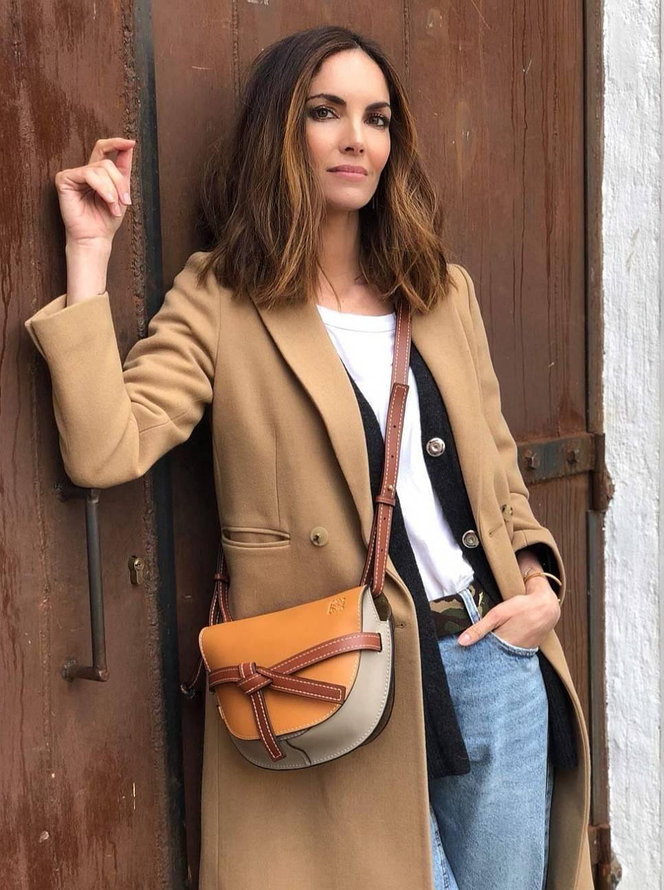 พรีเมี่ยมกิ๊ฟแท้ 100% 】LOEWE CROSSBODY BAG VIP GIFT WITH PURCHASE (GWP) กระเป๋าถือหรือสะพาย Limited จาก LOEWE DUTYFREE COUNTER วัสดุ Canvas & Leather Calfskin หนังแท้รูปทรงอานม้าสวยอยู่ทรง เปิดปิดด้วยฝาปิดแต่งด้วยสายรัดหนัง