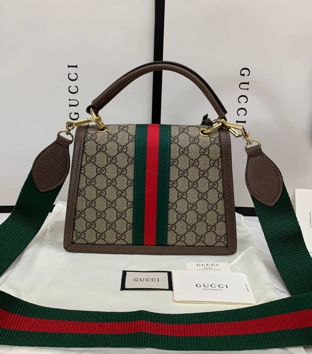 พรีเมี่ยมกิ๊ฟแท้ 100% 】Gucci Queen Margaret GG small top handle bag 476541 Dark Coffee งานหนังแท้ กระเป๋าที่ใช้เป็น Everyday Bag สามารถใช้งานได้บ่อยครั้งและสามารถสะพายไปทำกิจกรรมต่าง ๆ ได้ทุกวันตัวกระเป๋าอยู่ทรงสวย จุดเด่นมีผีเสื้อแสนสวย อีกหนึ่งไอเท็มที่