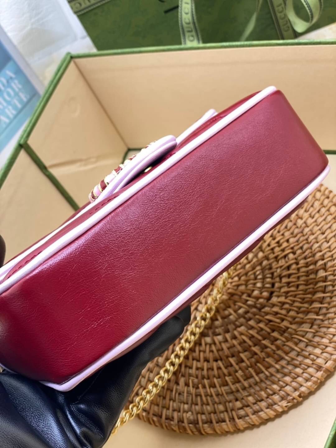 หนังแท้ VIP GIFT 】GUCCI GG Marmont super bag [mini & small] กระเป๋าสะพายข้าง โทนสีสดใสเล่นสีทูโทนตัดกันอย่างลงตัว เฟี๊ยดมากค่ะ ไซส์กะทัดรัด พกพาง่าย น้ำหนักเบา ดีไซน์สวย ภายในโล่งกว้าง มาพร้อมสายสะพายโซ่อะไหล่ทองในตัว ปรับใช้ได้ทั้งแบบสะพายเดี่ยว และสะพาย