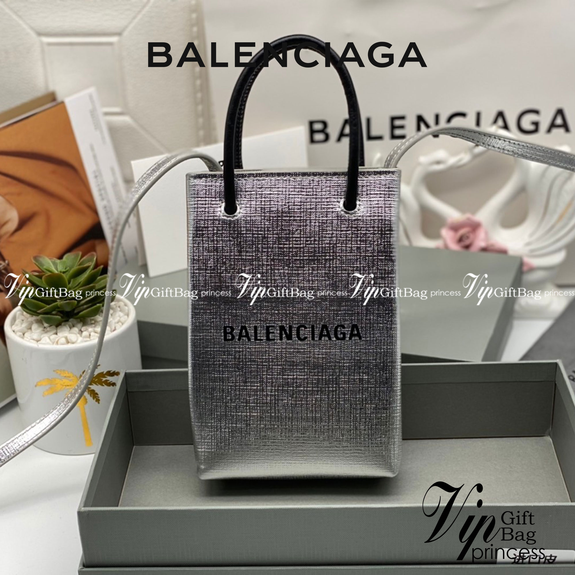 หนังแท้ BALENCIAGA Shopping Phone Pouch leather tote พกกระเป๋าช้อปปิ้งขนาดมินิ ไปทุกที่ในฤดูกาลนี้ ดีไซน์ที่ใช้ได้ทุกวันตั้งแต่หนังแบบมีเท็กซ์เจอร์ ภาพสินค้าถ่ายจากงานขายจริง ใช้งานต่างประเทศได้