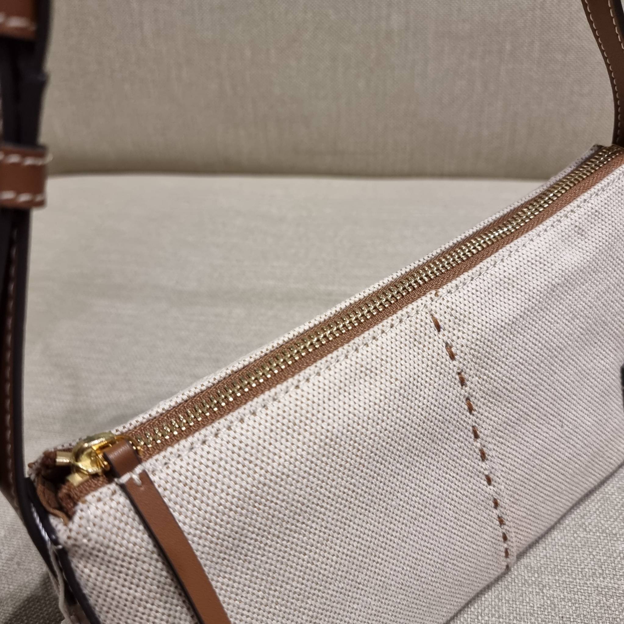 TORY BURCH MCGRAW CANVAS WEDGE กระเป๋าสะพายไหล่ ทรงสวยไม่ซ้ำ ไม่เกร่อ!! สะดวกใช้งาน ดีไซน์เรียบแต่แฝงความหรู และคลาสสิคในตัว วัสดุผ้าแคนวาสตัดสลับหนังแท้ สวยคม เปิด-ปิดด้วยซิป ภายในเป็นช่องโล่ง มีช่องย่อยเก็บบัตร มาพร้อมสายสะพายในตัว ปรับได้อีกเล็กน้อย ไอ